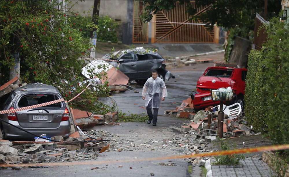 Durante a chuva da tarde desta quarta-feira (1º) na capital paulista, um muro desmoronou por volta das 17h30 na Rua Menininha Lobo, no bairro Vila Carmosina, zona leste da cidade; segundo o Corpo de Bombeiros, 41 pessoas ficaram feridas em uma festa de estudantes universitários de medicina e foram socorridas (Foto: Gisele Federicce) Durante a chuva da tarde desta quarta-feira (1º) na capital paulista, um muro desmoronou por volta das 17h30 na Rua Menininha Lobo, no bairro Vila Carmosina, zona leste da cidade; segundo o Corpo de Bombeiros, 41 pessoas ficaram feridas em uma festa de estudantes universitários de medicina e foram socorridas