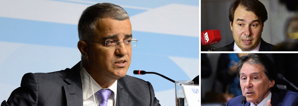 Jornalista Kennedy Alencar afirmou nesta terça-feira, 31, que a manutenção do sigilo das delações da Odebrecht reforça o favoritismo das candidaturas de Rodrigo Maia (DEM-RJ) e Eunício Oliveira (PMDB-CE) às presidências da Câmara e do Senado, respectivamente; "Se vencerem, ambos terão uma crise contratada quando o sigilo for quebrado por eventual inquérito ou denúncia do Ministério Público. Portanto, se eleitos, serão presidentes que enfrentarão turbulências", afirmou; para ele, o ideal para o país seria o fim desse segredo de Justiça, até porque muita coisa já vazou, é de conhecimento público; "Diante de tantos vazamentos a respeito dessas delações, o segredo não faz mais sentido", afirma (Foto: Aquiles Lins) Jornalista Kennedy Alencar afirmou nesta terça-feira, 31, que a manutenção do sigilo das delações da Odebrecht reforça o favoritismo das candidaturas de Rodrigo Maia (DEM-RJ) e Eunício Oliveira (PMDB-CE) às presidências da Câmara e do Senado, respectivamente; "Se vencerem, ambos terão uma crise contratada quando o sigilo for quebrado por eventual inquérito ou denúncia do Ministério Público. Portanto, se eleitos, serão presidentes que enfrentarão turbulências", afirmou; para ele, o ideal para o país seria o fim desse segredo de Justiça, até porque muita coisa já vazou, é de conhecimento público; "Diante de tantos vazamentos a respeito dessas delações, o segredo não faz mais sentido", afirma