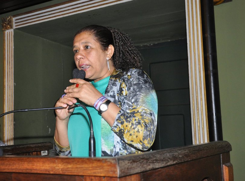 O discurso do prefeito ACM Neto (DEM) na abertura do ano legislativo na Câmara Municipal na manhã desta quinta-feira não agradou os vereadores da oposição; para Marta Rodrigues (PT) disse que o democrata "muito se vangloriou pelos feitos de sua gestão, mas fugiu de diversos problemas de Salvador que precisam ser urgentemente resolvidos e discutidos"; "Como diz o povo, ele falou, falou e nada disse. Citou como bom o desempenho da prefeitura na saúde, mas não citou que Salvador é a capital que menos investe em saúde por dia e é a penúltima capital do país no ranking de cobertura de saúde da família, com 29,1%, conforme o Ministério da Saúde", disparou a petista (Foto: Romulo Faro) O discurso do prefeito ACM Neto (DEM) na abertura do ano legislativo na Câmara Municipal na manhã desta quinta-feira não agradou os vereadores da oposição; para Marta Rodrigues (PT) disse que o democrata "muito se vangloriou pelos feitos de sua gestão, mas fugiu de diversos problemas de Salvador que precisam ser urgentemente resolvidos e discutidos"; "Como diz o povo, ele falou, falou e nada disse. Citou como bom o desempenho da prefeitura na saúde, mas não citou que Salvador é a capital que menos investe em saúde por dia e é a penúltima capital do país no ranking de cobertura de saúde da família, com 29,1%, conforme o Ministério da Saúde", disparou a petista