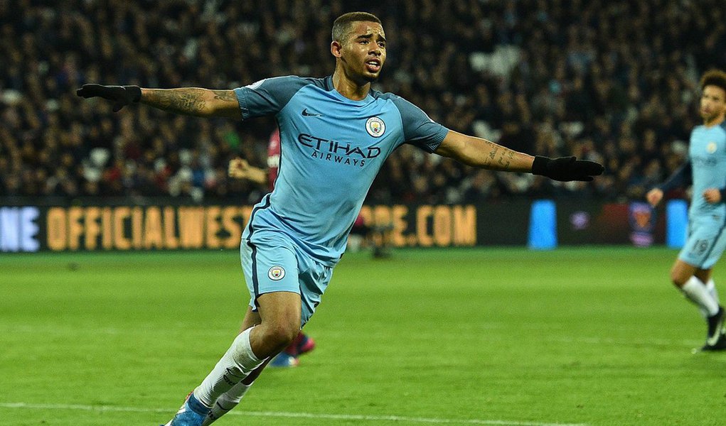 Manchester City retomou suas esperanças de título do Campeonato Inglês com uma aula de ataque contra o West Ham United, impondo uma goleada de 4 x 0 fora de casa nesta quarta-feira, quando o atacante Gabriel Jesus marcou pela primeira vez pelo novo clube; City dominou o primeiro tempo. Kevin De Bruyne finalizou um contra-ataque rápido para colocar o time à frente aos 17 minutos e David Silva ampliou a liderança, após uma boa jogada de Leroy Sane (Foto: Aquiles Lins) Manchester City retomou suas esperanças de título do Campeonato Inglês com uma aula de ataque contra o West Ham United, impondo uma goleada de 4 x 0 fora de casa nesta quarta-feira, quando o atacante Gabriel Jesus marcou pela primeira vez pelo novo clube; City dominou o primeiro tempo. Kevin De Bruyne finalizou um contra-ataque rápido para colocar o time à frente aos 17 minutos e David Silva ampliou a liderança, após uma boa jogada de Leroy Sane