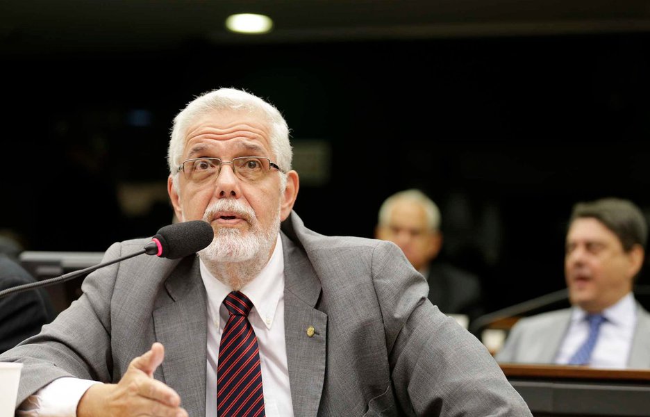O deputado federal baiano Jorge Solla comemorou a decisão do Partido dos Trabalhadores (PT) de apoiar o André Figueiredo (PDT-CE) nas eleições para a presidência da Câmara dos Deputados; desde o primeiro momento ele se posicionou contra o apoio do PT aos nomes dos deputados Rodrigo Maia (DEM-RJ) e Jovair Arantes (PTB-GO); "Seria um contrassenso o partido fazer qualquer tipo de composição com quem traiu a democracia e o povo brasileiro", dispara o petista (Foto: Romulo Faro) O deputado federal baiano Jorge Solla comemorou a decisão do Partido dos Trabalhadores (PT) de apoiar o André Figueiredo (PDT-CE) nas eleições para a presidência da Câmara dos Deputados; desde o primeiro momento ele se posicionou contra o apoio do PT aos nomes dos deputados Rodrigo Maia (DEM-RJ) e Jovair Arantes (PTB-GO); "Seria um contrassenso o partido fazer qualquer tipo de composição com quem traiu a democracia e o povo brasileiro", dispara o petista