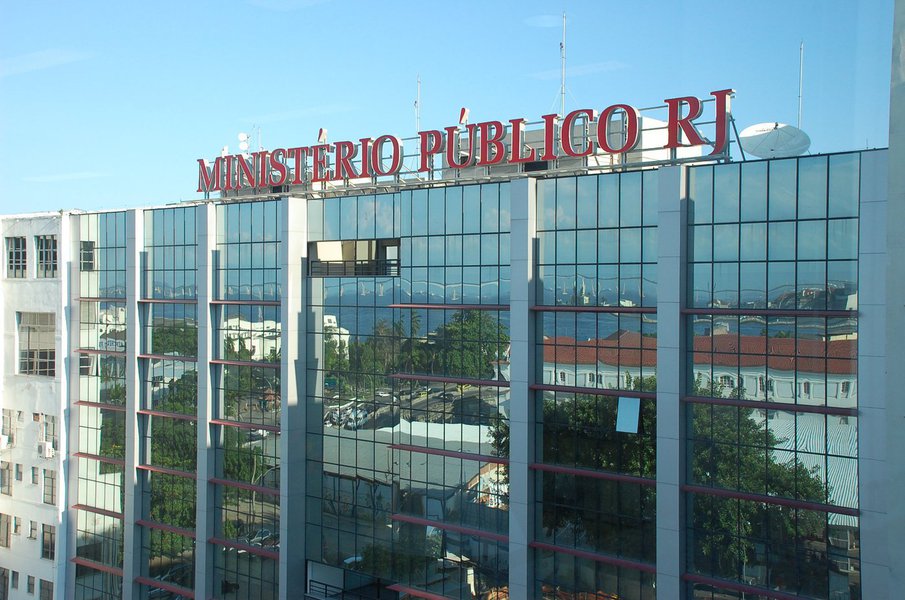 O Ministério Público do Rio de Janeiro (MPRJ) vai investigar o envio de uma carta com mensagem homofóbica e racista para um casal de homens gays em Vicente de Carvalho, zona norte do Rio de Janeiro; a carta apócrifa foi deixada na janela da casa onde vivem há cerca de um mês e repercutiu nas redes sociais; a suspeita é que vizinhos tenham feito a carta (Foto: Leonardo Lucena) O Ministério Público do Rio de Janeiro (MPRJ) vai investigar o envio de uma carta com mensagem homofóbica e racista para um casal de homens gays em Vicente de Carvalho, zona norte do Rio de Janeiro; a carta apócrifa foi deixada na janela da casa onde vivem há cerca de um mês e repercutiu nas redes sociais; a suspeita é que vizinhos tenham feito a carta