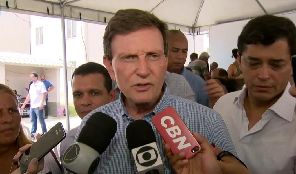 O prefeito do Rio, Marcelo Crivella (PRB), defendeu, o seu vice, Fernando Mac Dowell (PR), que deve mais de R$ 200 mil de IPTU da casa dele num condomínio de luxo na Barra da Tijuca, na Zona Oeste; a empresa do vice deixou de pagar outros R$ 200 mil em impostos federais. Crivella disse ter "certeza que Deus vai abençoá-lo e isso não vai deslustrar o trabalho que ele vai prestar ao povo do Rio de Janeiro no seu transporte"; "O vice-prefeito já está negociando. Como todo contribuinte ele tem direito de renegociar as dívidas. E não só ele, mas todos os contribuintes" (Foto: Leonardo Lucena) O prefeito do Rio, Marcelo Crivella (PRB), defendeu, o seu vice, Fernando Mac Dowell (PR), que deve mais de R$ 200 mil de IPTU da casa dele num condomínio de luxo na Barra da Tijuca, na Zona Oeste; a empresa do vice deixou de pagar outros R$ 200 mil em impostos federais. Crivella disse ter "certeza que Deus vai abençoá-lo e isso não vai deslustrar o trabalho que ele vai prestar ao povo do Rio de Janeiro no seu transporte"; "O vice-prefeito já está negociando. Como todo contribuinte ele tem direito de renegociar as dívidas. E não só ele, mas todos os contribuintes"
