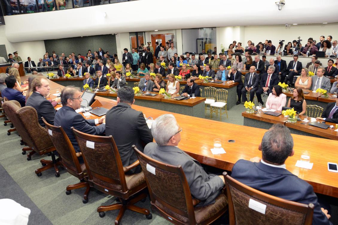 Em solenidade que contou com a presença do governador Marcelo Miranda (PMDB) e das principais autoridades do Estado, o deputado Mauro Carlesse (PHS) tomou posse nesta quarta-feira, 1º, como presidente da Assembleia Legislativa do Estado, juntamente com os demais integrantes da Mesa Diretora, para o biênio 2017-2018; em discurso, Carlesse prometeu uma gestão pautada nas aspirações do povo do Tocantins; "entendo que somente com diálogo e muita seriedade será possível encontrar o caminho para a solução dos desafios que serão colocados em nosso dia a dia", manifestou (Foto: Aquiles Lins) Em solenidade que contou com a presença do governador Marcelo Miranda (PMDB) e das principais autoridades do Estado, o deputado Mauro Carlesse (PHS) tomou posse nesta quarta-feira, 1º, como presidente da Assembleia Legislativa do Estado, juntamente com os demais integrantes da Mesa Diretora, para o biênio 2017-2018; em discurso, Carlesse prometeu uma gestão pautada nas aspirações do povo do Tocantins; "entendo que somente com diálogo e muita seriedade será possível encontrar o caminho para a solução dos desafios que serão colocados em nosso dia a dia", manifestou
