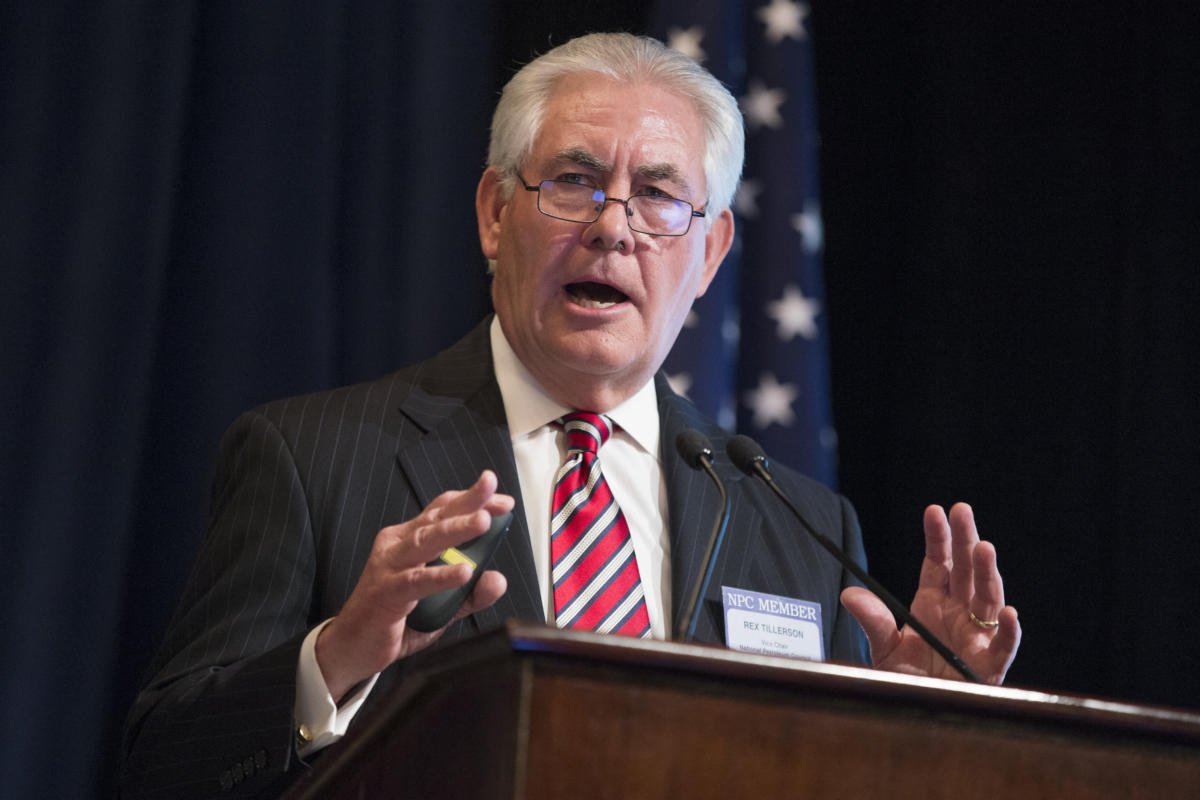 FILE - In this Friday, March 27, 2015 file photo, ExxonMobil CEO Rex Tillerson delivers remarks on the release of a report by the National Petroleum Council on oil drilling in the Arctic, in Washington. (Foto: Giuliana Miranda) FILE - In this Friday, March 27, 2015 file photo, ExxonMobil CEO Rex Tillerson delivers remarks on the release of a report by the National Petroleum Council on oil drilling in the Arctic, in Washington.