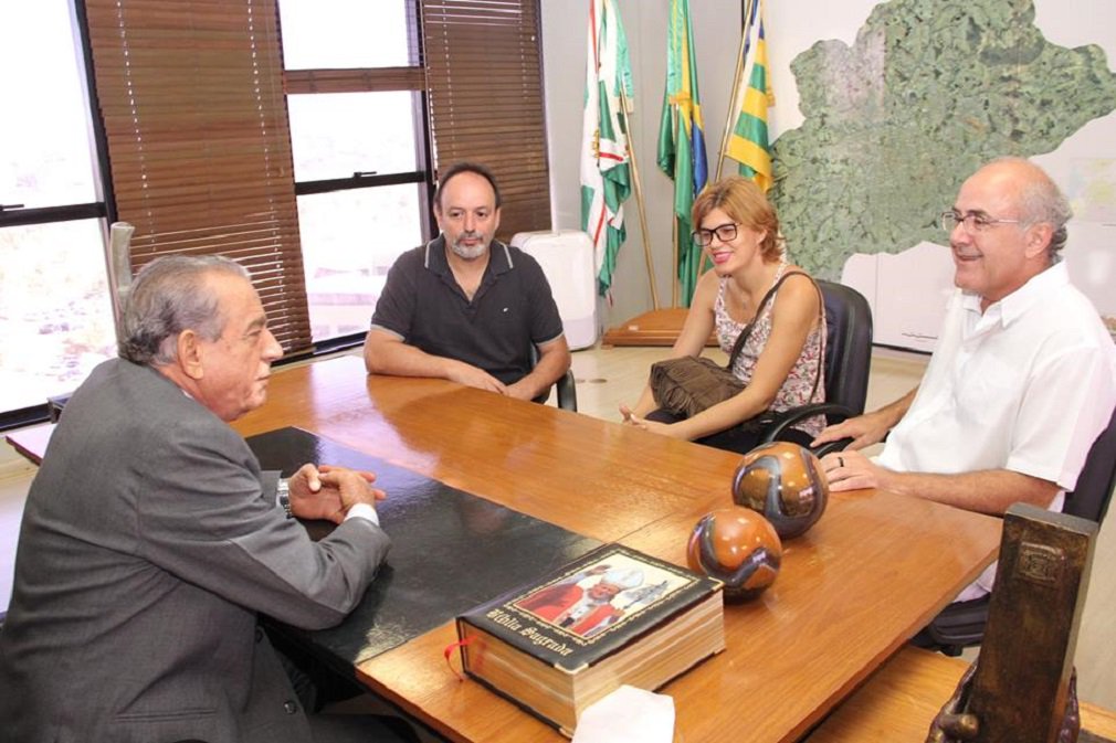 O mês de janeiro se encerra sem o prefeito Iris Rezende (PMDB) ter conseguido imprimir o ritmo forte de trabalho que prometeu insistentemente na campanha; além de demorar a escolher os secretários, Iris selecionou agentes públicos enrolados com a Justiça; um deles é acusado de desviar merenda escolar na gestão de Paulo Garcia e chegou a ser afastado da prefeitura; chama a atenção também a agenda do prefeito, marcada pelo excesso de reuniões e audiências fechadas no Paço Municipal (Foto: José Barbacena) O mês de janeiro se encerra sem o prefeito Iris Rezende (PMDB) ter conseguido imprimir o ritmo forte de trabalho que prometeu insistentemente na campanha; além de demorar a escolher os secretários, Iris selecionou agentes públicos enrolados com a Justiça; um deles é acusado de desviar merenda escolar na gestão de Paulo Garcia e chegou a ser afastado da prefeitura; chama a atenção também a agenda do prefeito, marcada pelo excesso de reuniões e audiências fechadas no Paço Municipal