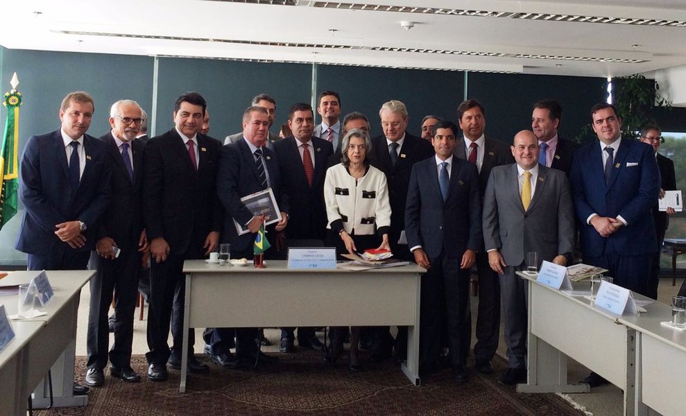 Ao lado de gestores das principais capitais brasileiras, o prefeito ACM Neto participou nesta terça-feira de uma reunião com a presidente do Supremo Tribunal Federal, ministra Cármen Lúcia, para solicitar a revisão do pacto federativo e ter mais recursos para melhorar os serviços públicos essenciais, como saúde, educação e transporte público; o democrata disse que ficou "muito satisfeito com o encontro"; "A crise econômica tem provocado constantes quedas nas arrecadações municipais. Nós, que temos responsabilidade de comandar as maiores cidades do país, precisamos estar sempre unidos para reivindicar o que achamos justo" (Foto: Romulo Faro) Ao lado de gestores das principais capitais brasileiras, o prefeito ACM Neto participou nesta terça-feira de uma reunião com a presidente do Supremo Tribunal Federal, ministra Cármen Lúcia, para solicitar a revisão do pacto federativo e ter mais recursos para melhorar os serviços públicos essenciais, como saúde, educação e transporte público; o democrata disse que ficou "muito satisfeito com o encontro"; "A crise econômica tem provocado constantes quedas nas arrecadações municipais. Nós, que temos responsabilidade de comandar as maiores cidades do país, precisamos estar sempre unidos para reivindicar o que achamos justo"