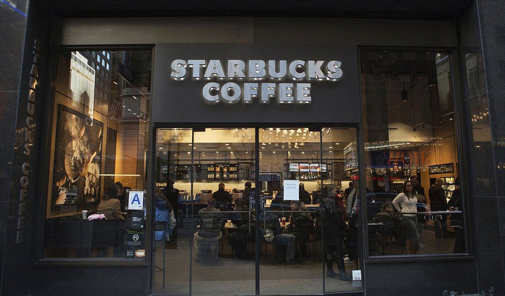 Rede de cafeterias Starbucks contratará 10.000 refugiados nos próximos 5 anos, em resposta à medida de suspender a entrada de refugiados sírios e vistos de viagens a seis nações de maioria muçulmana tomada por Donald Trump; decisão foi anunciada pelo CEO da empresa, Howard Schultz, em carta aos funcionários; "Estamos vivendo em uma época sem precedentes, na qual somos testemunhas do movimento da consciência do nosso país, e a promessa do sonho americano, sendo colocados em questionamento", escreveu (Foto: Aquiles Lins) Rede de cafeterias Starbucks contratará 10.000 refugiados nos próximos 5 anos, em resposta à medida de suspender a entrada de refugiados sírios e vistos de viagens a seis nações de maioria muçulmana tomada por Donald Trump; decisão foi anunciada pelo CEO da empresa, Howard Schultz, em carta aos funcionários; "Estamos vivendo em uma época sem precedentes, na qual somos testemunhas do movimento da consciência do nosso país, e a promessa do sonho americano, sendo colocados em questionamento", escreveu
