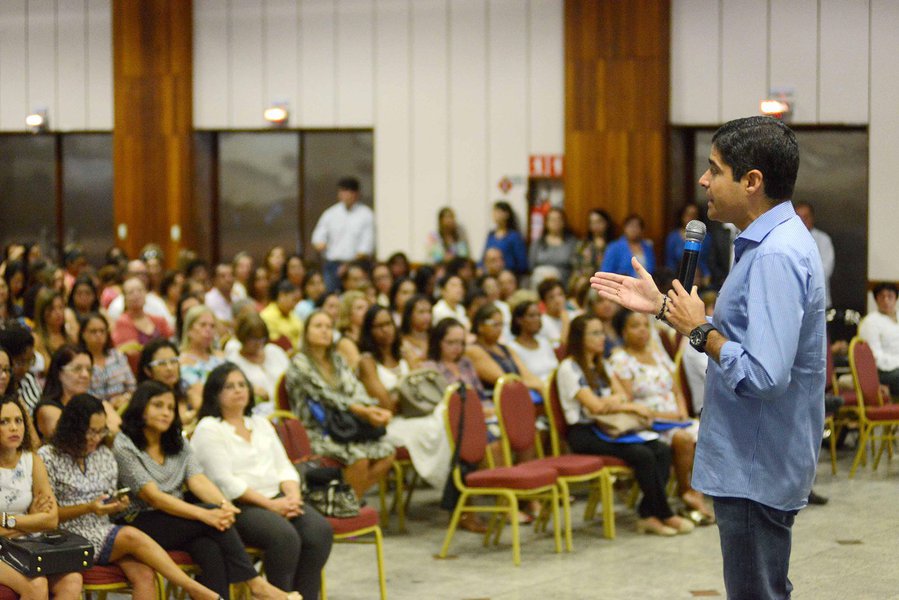 O prefeito ACM Neto (DEM) deu início nesta segunda-feira (30) à Jornada Pedagógica 2017, cujo tema é 'Projeto político-pedagógico: tecendo fios de um currículo colaborativo'; em pronunciamento a professores, o democrata afirmou que "as grandes conquistas alcançadas pela educação municipal foram resultado de um trabalho conjunto, que envolveu decisão política da gestão, capacidade de planejamento e inovação da Smed (Secretaria Municipal de Educação) e o trabalho realizado pelos colaboradores em cada uma das escolas"; "Um dos principais avanços", segundo o prefeito, foi o orçamento municipal para a educação, que saltou de 22,3% em 2013 para aproximadamente 28% em 2016 (Foto: Romulo Faro) O prefeito ACM Neto (DEM) deu início nesta segunda-feira (30) à Jornada Pedagógica 2017, cujo tema é 'Projeto político-pedagógico: tecendo fios de um currículo colaborativo'; em pronunciamento a professores, o democrata afirmou que "as grandes conquistas alcançadas pela educação municipal foram resultado de um trabalho conjunto, que envolveu decisão política da gestão, capacidade de planejamento e inovação da Smed (Secretaria Municipal de Educação) e o trabalho realizado pelos colaboradores em cada uma das escolas"; "Um dos principais avanços", segundo o prefeito, foi o orçamento municipal para a educação, que saltou de 22,3% em 2013 para aproximadamente 28% em 2016