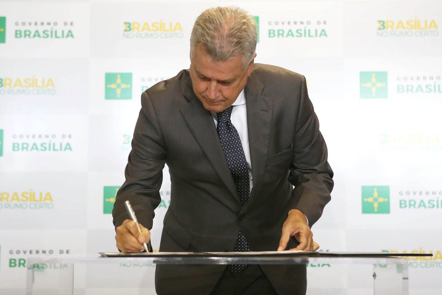 O governador do Distrito Federal, Rodrigo Rollemberg, assinou, no Palácio do Buriti, sede do governo, três decretos que alterarão a chamada “Lei do Silêncio” e instituem novas regras para o conforto acústico em Brasília; os decretos passam a valer a partir desta quinta-feira (2); as resoluções têm como objetivo reduzir a burocracia na liberação de alvarás para estabelecimentos comerciais que executam músicas, por aparelhos sonoros ou ao vivo, e a criação de câmaras de conciliação para atuar como intermediárias na resolução de eventuais conflitos entre moradores e os estabelecimentos (Foto: Leonardo Lucena) O governador do Distrito Federal, Rodrigo Rollemberg, assinou, no Palácio do Buriti, sede do governo, três decretos que alterarão a chamada “Lei do Silêncio” e instituem novas regras para o conforto acústico em Brasília; os decretos passam a valer a partir desta quinta-feira (2); as resoluções têm como objetivo reduzir a burocracia na liberação de alvarás para estabelecimentos comerciais que executam músicas, por aparelhos sonoros ou ao vivo, e a criação de câmaras de conciliação para atuar como intermediárias na resolução de eventuais conflitos entre moradores e os estabelecimentos