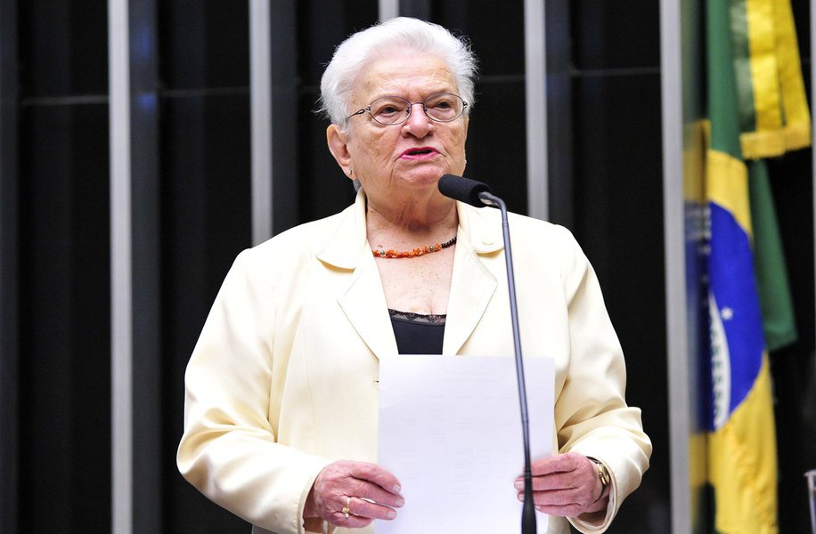 A deputada Luiza Erundina (PSol-SP) é a terceira a registrar candidatura ao cargo de presidente da Câmara dos Deputados, após Jovair Arantes (PTB-GO) e André Figueiredo (PDT-CE); um dos objetivos da deputada é impedir que cargos da Mesa Diretora sejam preenchidos por investigados em operações de combate à corrupção (Foto: Gisele Federicce) A deputada Luiza Erundina (PSol-SP) é a terceira a registrar candidatura ao cargo de presidente da Câmara dos Deputados, após Jovair Arantes (PTB-GO) e André Figueiredo (PDT-CE); um dos objetivos da deputada é impedir que cargos da Mesa Diretora sejam preenchidos por investigados em operações de combate à corrupção