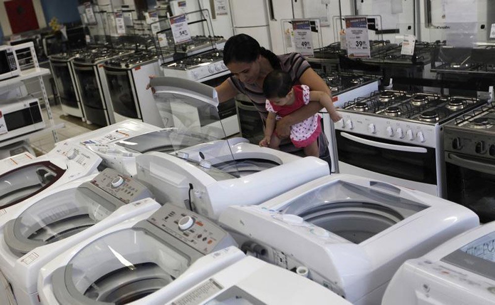 Uma mulher e sua filha olham uma máquina de lavar em uma loja da Casas Bahia, em São Paulo. O Índice de Confiança do Consumidor (ICC) da Fundação Getulio Vargas registrou ligeiro avanço de 0,1 por cento em março na comparação com fevereiro, interrompendo (Foto: Paulo Emílio) Uma mulher e sua filha olham uma máquina de lavar em uma loja da Casas Bahia, em São Paulo. O Índice de Confiança do Consumidor (ICC) da Fundação Getulio Vargas registrou ligeiro avanço de 0,1 por cento em março na comparação com fevereiro, interrompendo