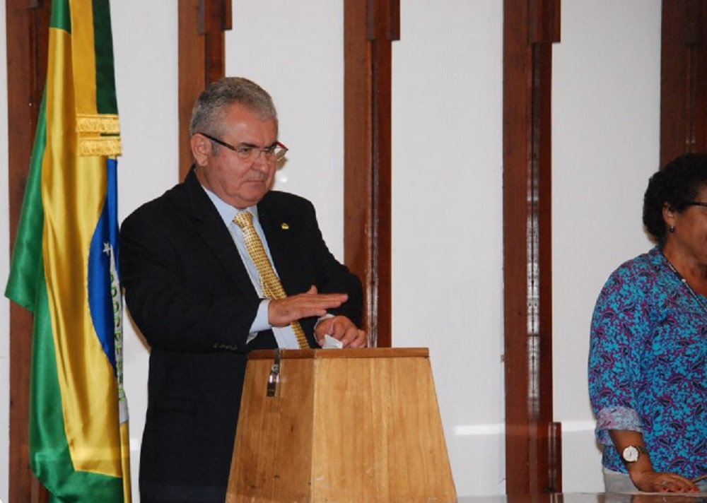 O deputado estadual Ângelo Coronel (PSD) foi eleito presidente da Assembleia Legislativa da Bahia (ALBA) na noite de ontem (1º) com 57 votos entre os 63 parlamentares; quatro deputados votaram nulo, um em branco e houve uma abstenção, de Paulo Câmera (PDT), que está em tratamento médico; Coronel foi candidato em chapa única; o novo presidente do Legislativo estadual agradeceu "a cada um dos apoiadores, em especial ao senador Otto Alencar", presidente do PSD na Bahia, "líder, amigo e compadre". Coronel se comprometeu a "trabalhar por um parlamento unido, respeitado e independente" (Foto: Romulo Faro) O deputado estadual Ângelo Coronel (PSD) foi eleito presidente da Assembleia Legislativa da Bahia (ALBA) na noite de ontem (1º) com 57 votos entre os 63 parlamentares; quatro deputados votaram nulo, um em branco e houve uma abstenção, de Paulo Câmera (PDT), que está em tratamento médico; Coronel foi candidato em chapa única; o novo presidente do Legislativo estadual agradeceu "a cada um dos apoiadores, em especial ao senador Otto Alencar", presidente do PSD na Bahia, "líder, amigo e compadre". Coronel se comprometeu a "trabalhar por um parlamento unido, respeitado e independente"