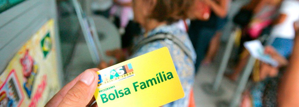 No Piauí, do total de crianças e adolescentes acompanhados pelo programa Bolsa Família , 99,17% cumpriram a frequência escolar exigida pelo programa; esse indicador coloca o estado como o 1º da região Nordeste e o 2º no ranking nacional, ficando atrás apenas do Amapá, com 99,39%; manter os filhos na escola faz parte das chamadas condicionalidades do Bolsa Família, que são compromissos firmados pelos beneficiários e pelo poder público nas áreas de educação e saúde para a superação da pobreza (Foto: Leonardo Lucena) No Piauí, do total de crianças e adolescentes acompanhados pelo programa Bolsa Família , 99,17% cumpriram a frequência escolar exigida pelo programa; esse indicador coloca o estado como o 1º da região Nordeste e o 2º no ranking nacional, ficando atrás apenas do Amapá, com 99,39%; manter os filhos na escola faz parte das chamadas condicionalidades do Bolsa Família, que são compromissos firmados pelos beneficiários e pelo poder público nas áreas de educação e saúde para a superação da pobreza