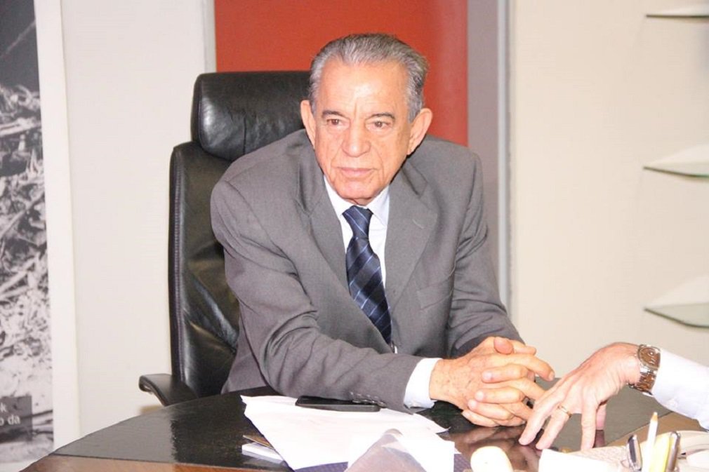 Por meio de decreto, prefeito Iris Rezende (PMDB) encerrou todos os contratos com os estágios que atuavam na administração estadual; prefeitura de Goiânia alega dificuldades financeiras e o salário de janeiro ainda não foi quitado; na tarde desta quarta-feira, a prefeitura divulgou nota dizendo que tem déficit mensal de R$ 30 milhões e uma dívida a curto prazo de R$ 610 milhões; texto informa que o prefeito Iris está empenhado em pagar a folha salarial dentro do prazo legal, que até o dia 5 do mês seguinte (Foto: José Barbacena) Por meio de decreto, prefeito Iris Rezende (PMDB) encerrou todos os contratos com os estágios que atuavam na administração estadual; prefeitura de Goiânia alega dificuldades financeiras e o salário de janeiro ainda não foi quitado; na tarde desta quarta-feira, a prefeitura divulgou nota dizendo que tem déficit mensal de R$ 30 milhões e uma dívida a curto prazo de R$ 610 milhões; texto informa que o prefeito Iris está empenhado em pagar a folha salarial dentro do prazo legal, que até o dia 5 do mês seguinte