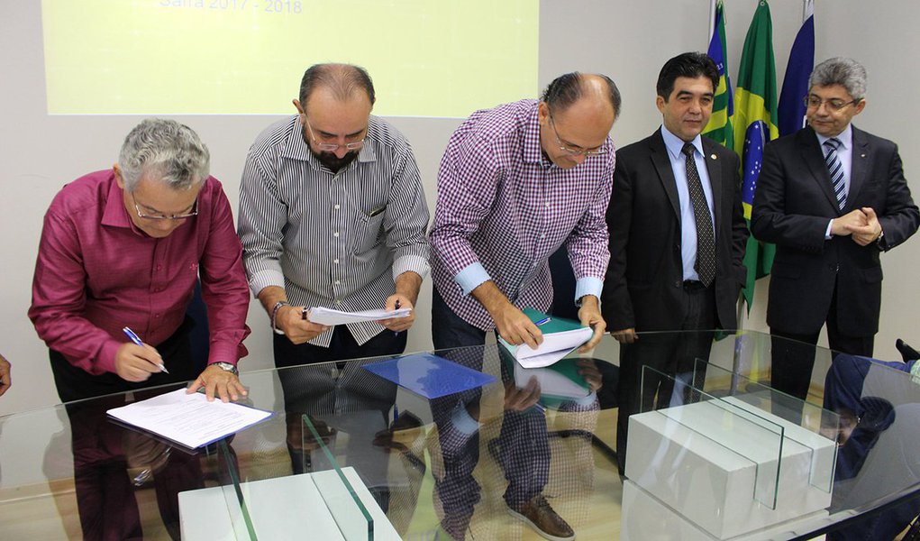 O secretário estadual de Desenvolvimento Rural, Francisco Limma, participou, da solenidade de Pré-Custeio Safra 2017/2018 realizada pelo Banco do Brasil, que está disponibilizando R$ 12 bilhões em empréstimos para produtores de todo o País. Este recurso é direcionado para aquisição antecipada de máquinas, implementos e insumos; o agente financeiro vai disponibilizar para o Piauí, na safra 2017/2018, R$ 142 milhões; quase o dobro da safra 2016/2017 com investimentos de R$ 73 milhões até o momento (Foto: Leonardo Lucena) O secretário estadual de Desenvolvimento Rural, Francisco Limma, participou, da solenidade de Pré-Custeio Safra 2017/2018 realizada pelo Banco do Brasil, que está disponibilizando R$ 12 bilhões em empréstimos para produtores de todo o País. Este recurso é direcionado para aquisição antecipada de máquinas, implementos e insumos; o agente financeiro vai disponibilizar para o Piauí, na safra 2017/2018, R$ 142 milhões; quase o dobro da safra 2016/2017 com investimentos de R$ 73 milhões até o momento