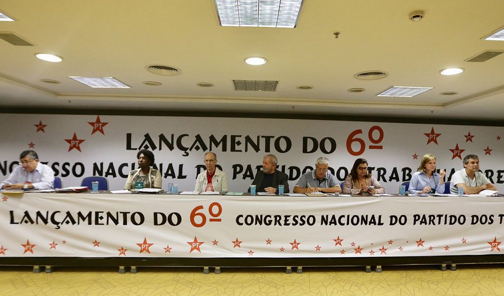 Partido dos Trabalhadores divulgou convocatória para o 6º Congresso Nacional do partido. O evento acontecerá entre os dias 1, 2 e 3 de junho deste ano, em local ainda não divulgado; segundo a legenda, evento transcorrerá "em meio a uma das mais agudas crises econômicas, sociais e político-institucionais de nossa história"; no dia 19 de janeiro, durante o lançamento do 6º Congresso Nacional do PT, o ex-presidente Lula defendeu que fazer com que o povo volte a ter esperança no partido (Foto: Aquiles Lins) Partido dos Trabalhadores divulgou convocatória para o 6º Congresso Nacional do partido. O evento acontecerá entre os dias 1, 2 e 3 de junho deste ano, em local ainda não divulgado; segundo a legenda, evento transcorrerá "em meio a uma das mais agudas crises econômicas, sociais e político-institucionais de nossa história"; no dia 19 de janeiro, durante o lançamento do 6º Congresso Nacional do PT, o ex-presidente Lula defendeu que fazer com que o povo volte a ter esperança no partido