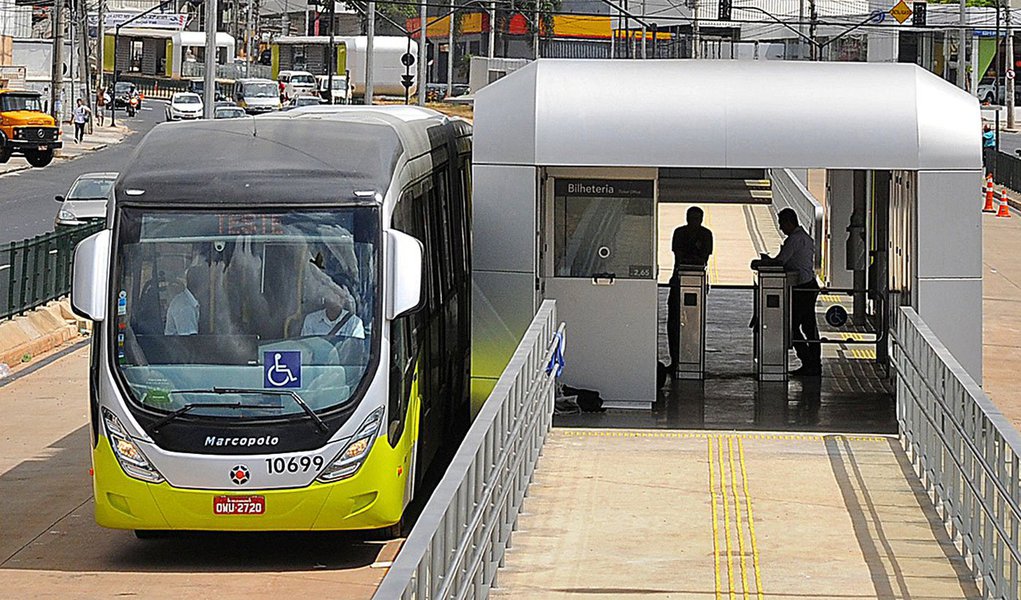 O aumento da tarifa de ônibus foi um dos principais vilões em Belo Horizonte e fez a capital mineira ter a maior inflação do País em janeiro; apenas nas duas últimas semanas do mês, o Índice de Preços ao Consumidor Semanal (IPC-S), medido pelo instituto Ibre da Fundação Getúlio Vargas (FGV), aumentou de 0,92% para 1,04%, o mais alto entre as sete capitais pesquisadas; com o reajuste de 9%, as tarifa das linhas troncais e principais subiu dos atuais R$ 3,70 para R$ 4,05, e das linhas alimentadoras, de R$ 2,65 para R$ 2,85. (Foto: Leonardo Lucena) O aumento da tarifa de ônibus foi um dos principais vilões em Belo Horizonte e fez a capital mineira ter a maior inflação do País em janeiro; apenas nas duas últimas semanas do mês, o Índice de Preços ao Consumidor Semanal (IPC-S), medido pelo instituto Ibre da Fundação Getúlio Vargas (FGV), aumentou de 0,92% para 1,04%, o mais alto entre as sete capitais pesquisadas; com o reajuste de 9%, as tarifa das linhas troncais e principais subiu dos atuais R$ 3,70 para R$ 4,05, e das linhas alimentadoras, de R$ 2,65 para R$ 2,85.