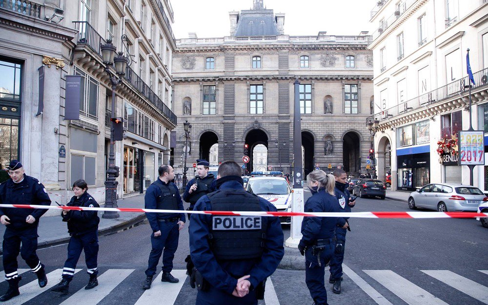 Um soldado francês abriu fogo e feriu um homem armado com uma faca que tentava entrar no museu do Louvre, em Paris, carregando uma mala, disseram fontes da polícia; uma das fontes disse que o homem tentava entrar na loja subterrânea do museu e havia atacado outro soldado antes de ser alvejado; Ministério do Interior informou em publicação no Twitter que o incidente foi "sério" (Foto: Aquiles Lins) Um soldado francês abriu fogo e feriu um homem armado com uma faca que tentava entrar no museu do Louvre, em Paris, carregando uma mala, disseram fontes da polícia; uma das fontes disse que o homem tentava entrar na loja subterrânea do museu e havia atacado outro soldado antes de ser alvejado; Ministério do Interior informou em publicação no Twitter que o incidente foi "sério"
