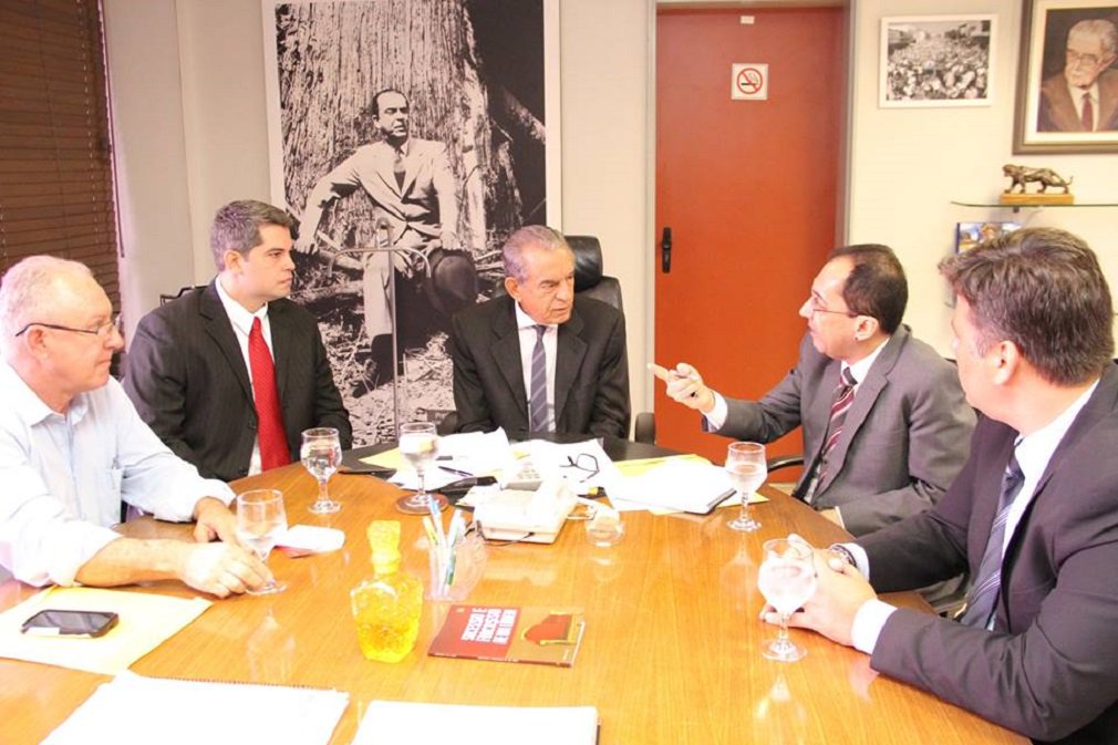 O secretário de Finanças, Oséias Pacheco alegou falta de recursos para quitar a folha que tem valor estimado, segundo ele, em R$ 200 milhões; é mais um revés para o prefeito Iris Rezende (PMDB) neste começo de mandato; legalmente o salário pode ser pago até o quinto dia útil do mês seguinte, mas o ex-prefeito Paulo Garcia (PT), mesmo com todo o caos administrativo em sua gestão, pagava a folha dentro do mês trabalhado; falta do pagamento irritou os servidores, que já protestavam na noite de ontem nas redes sociais da prefeitura e de Iris Rezende (Foto: José Barbacena) O secretário de Finanças, Oséias Pacheco alegou falta de recursos para quitar a folha que tem valor estimado, segundo ele, em R$ 200 milhões; é mais um revés para o prefeito Iris Rezende (PMDB) neste começo de mandato; legalmente o salário pode ser pago até o quinto dia útil do mês seguinte, mas o ex-prefeito Paulo Garcia (PT), mesmo com todo o caos administrativo em sua gestão, pagava a folha dentro do mês trabalhado; falta do pagamento irritou os servidores, que já protestavam na noite de ontem nas redes sociais da prefeitura e de Iris Rezende