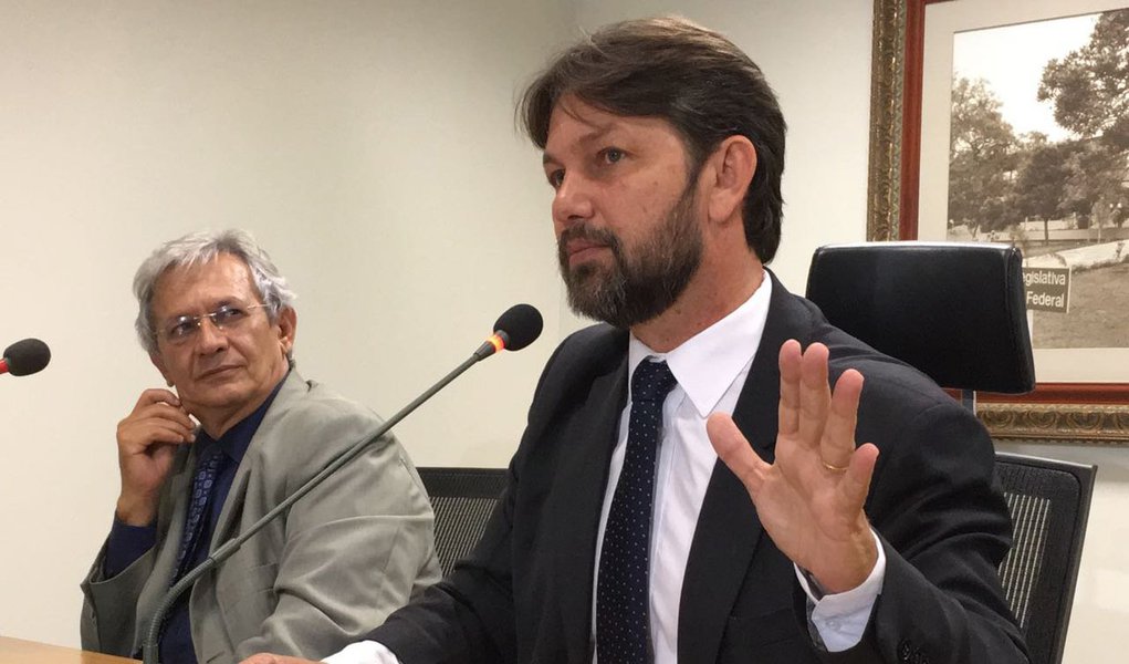 O presidente da Câmara Legislativa, Joe Valle (PDT), afirmou que pretende chamar o executivo neste primeiro semestre para "destravar" o projeto que reduz, em 20%, o salário do governador Rodrigo Rollemberg e do primeiro escalão do Executivo; o GDF anunciou a medida em outubro de 2015 para cortar gastos "na própria carne"; a proposta tramita em regime de urgência, desde setembro de 2015, mas está parada à espera de discussão (Foto: Leonardo Lucena) O presidente da Câmara Legislativa, Joe Valle (PDT), afirmou que pretende chamar o executivo neste primeiro semestre para "destravar" o projeto que reduz, em 20%, o salário do governador Rodrigo Rollemberg e do primeiro escalão do Executivo; o GDF anunciou a medida em outubro de 2015 para cortar gastos "na própria carne"; a proposta tramita em regime de urgência, desde setembro de 2015, mas está parada à espera de discussão