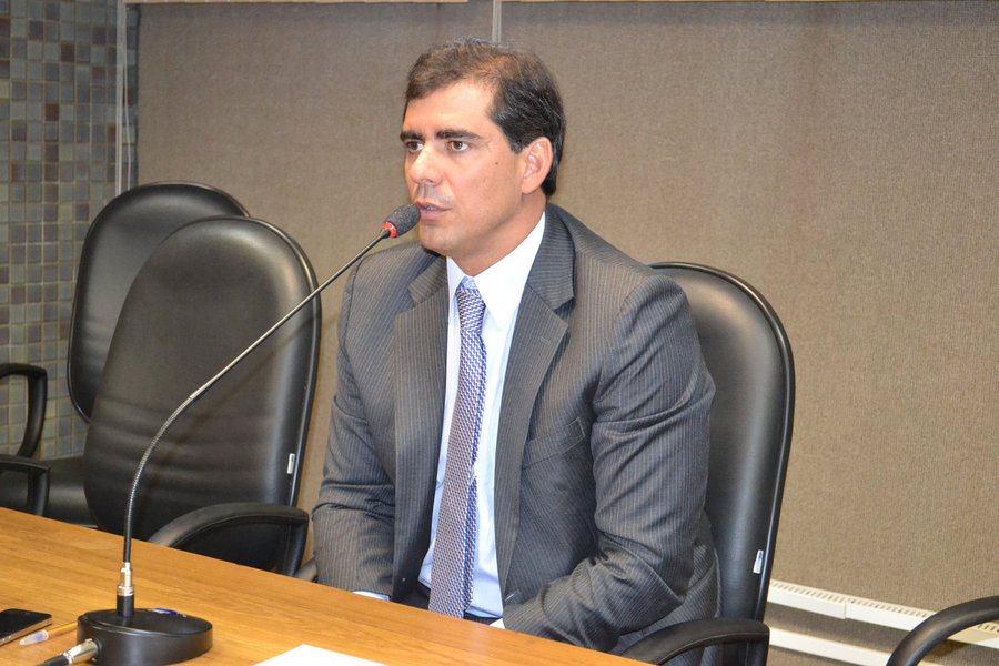 Novo líder da oposição na Assembleia Legislativa da Bahia (ALBA), o deputado estadual Leur Lomanto Jr. (PMDB) prometeu "intensificar as ações de fiscalização em relação ao Poder Executivo" e "o debate de propostas que defendam os interesses da população baiana"; "Continuaremos firmes no combate aos desmandos do governo e tudo aquilo que não contribua com os anseios do povo baiano. Vamos caminhar lado a lado com os interesses do povo da Bahia", promete o peemedebista (Foto: Romulo Faro) Novo líder da oposição na Assembleia Legislativa da Bahia (ALBA), o deputado estadual Leur Lomanto Jr. (PMDB) prometeu "intensificar as ações de fiscalização em relação ao Poder Executivo" e "o debate de propostas que defendam os interesses da população baiana"; "Continuaremos firmes no combate aos desmandos do governo e tudo aquilo que não contribua com os anseios do povo baiano. Vamos caminhar lado a lado com os interesses do povo da Bahia", promete o peemedebista