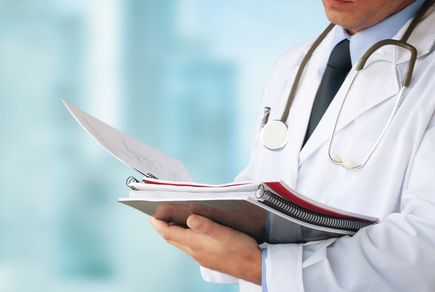 Entidades médicas se posicionaram contra a redução do número mínimo de médicos para o pleno funcionamento das Unidades de Pronto Atendimento (UPAs), anunciada ontem (29) pelo Ministério da Saúde; em vez de quatro médicos por plantão, agora as UPAs poderão ter só dois; "A redução no número mínimo de médicos constitui um cenário de alto risco para os pacientes e para os profissionais. Com a decisão, em lugar de alívio, prevemos estresse e aflição de homens e mulheres que ficarão por incontáveis horas à espera de uma consulta, pelo simples fato de que a quantidade de médicos estará subdimensionada", diz em nota a Sociedade Brasileira de Pediatria (Foto: Romulo Faro) Entidades médicas se posicionaram contra a redução do número mínimo de médicos para o pleno funcionamento das Unidades de Pronto Atendimento (UPAs), anunciada ontem (29) pelo Ministério da Saúde; em vez de quatro médicos por plantão, agora as UPAs poderão ter só dois; "A redução no número mínimo de médicos constitui um cenário de alto risco para os pacientes e para os profissionais. Com a decisão, em lugar de alívio, prevemos estresse e aflição de homens e mulheres que ficarão por incontáveis horas à espera de uma consulta, pelo simples fato de que a quantidade de médicos estará subdimensionada", diz em nota a Sociedade Brasileira de Pediatria