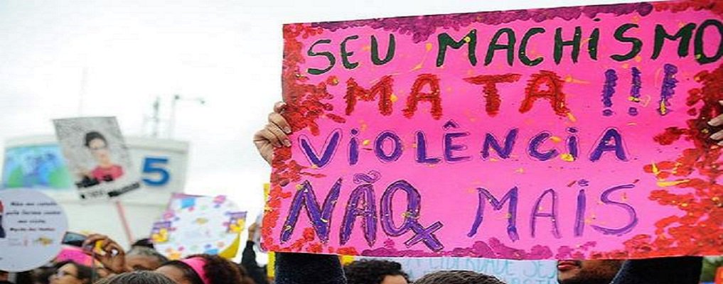 As justificativas do assassino Sidnei Ramis, autor da chacina ocorrida na festa de ano novo em Campinas, matando a ex-mulher Isamara Filier, de 41 anos, e o próprio filho João Victor e mais 10 pessoas, ganhou eco nas redes sociais e em sites de notícias; a repercussão na internet brasileira não surpreendeu Juliana de Faria, fundadora da ONG Think Olga; “A internet é só um amplificador do que nós somos como sociedade. Nós somos uma sociedade machista em que a violência contra a mulher é legitimada, normalizada e entendida como algo do dia a dia”, analisa (Foto: José Barbacena) As justificativas do assassino Sidnei Ramis, autor da chacina ocorrida na festa de ano novo em Campinas, matando a ex-mulher Isamara Filier, de 41 anos, e o próprio filho João Victor e mais 10 pessoas, ganhou eco nas redes sociais e em sites de notícias; a repercussão na internet brasileira não surpreendeu Juliana de Faria, fundadora da ONG Think Olga; “A internet é só um amplificador do que nós somos como sociedade. Nós somos uma sociedade machista em que a violência contra a mulher é legitimada, normalizada e entendida como algo do dia a dia”, analisa