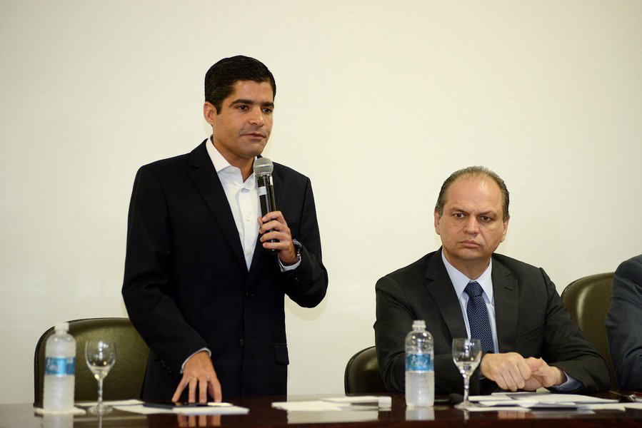 O prefeito ACM Neto (DEM) aproveitou encontro com o ministro da Saúde, Ricardo Barros, e com demais gestores municipais para fazer um balanço das 'realizações feitas no setor desde 2013'; no evento, que aconteceu no Hospital Aristides Maltez, em Salvador, nesta quinta, o democrata afirmou que "somente nos últimos quatro anos Salvador conseguiu ampliar o orçamento da saúde de 15% para quase 20%"; "Com essas e outras ações, elevamos de 18% para cerca de 50% a cobertura da atenção básica", disse o prefeito (Foto: Romulo Faro) O prefeito ACM Neto (DEM) aproveitou encontro com o ministro da Saúde, Ricardo Barros, e com demais gestores municipais para fazer um balanço das 'realizações feitas no setor desde 2013'; no evento, que aconteceu no Hospital Aristides Maltez, em Salvador, nesta quinta, o democrata afirmou que "somente nos últimos quatro anos Salvador conseguiu ampliar o orçamento da saúde de 15% para quase 20%"; "Com essas e outras ações, elevamos de 18% para cerca de 50% a cobertura da atenção básica", disse o prefeito