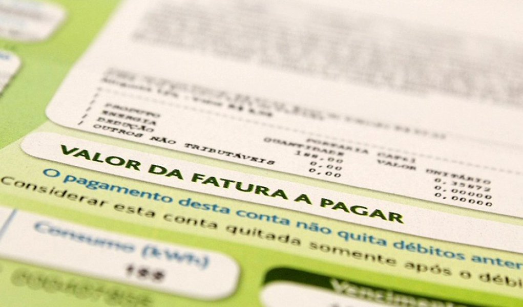 O ano de 2017 começa com bandeira verde na conta de luz do mês de janeiro. De acordo com o relatório mensal do Operador Nacional do Sistema (ONS), a condição hidrológica favorável determinou o acionamento de usinas térmicas com “Custo Variável Unitário abaixo de R$ 211,28 por megawatt-hora (R$/MWh)” (Foto: Leonardo Attuch) O ano de 2017 começa com bandeira verde na conta de luz do mês de janeiro. De acordo com o relatório mensal do Operador Nacional do Sistema (ONS), a condição hidrológica favorável determinou o acionamento de usinas térmicas com “Custo Variável Unitário abaixo de R$ 211,28 por megawatt-hora (R$/MWh)”