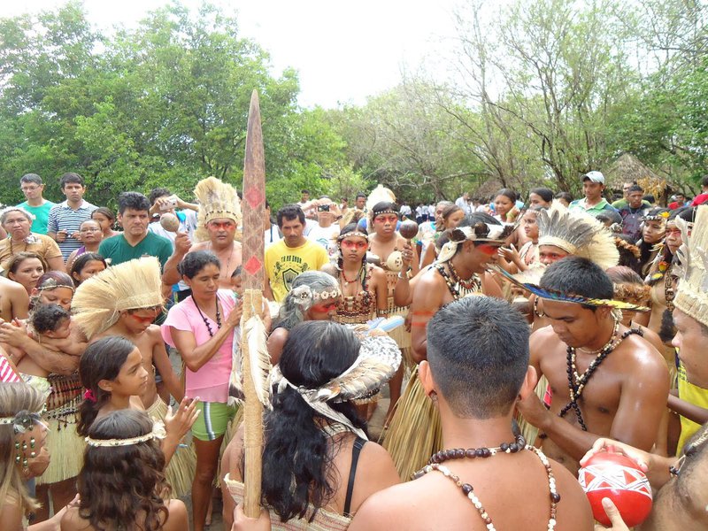 Ameaçados de expulsão do seu território, em Caucaia, na Região Metropolitana de Fortaleza, a comunidade indígena dos Tapebas se movimenta para evitar a desocupação. Esta semana, uma das lideranças da comunidade, Weibe Tapeba, está em Brasília para cobrar a assinatura da portaria de demarcação, cuja finalização depende, apenas, de confirmação por parte do Ministério da Justiça e Cidadania. Embora a área tenha sido identificada e delimitada pela FUNAI, em 2013, como pertencente à etnia, decisão da Quarta Turma do Tribunal Regional Federal da 5ª Região determinou a sua desocupação, atendendo ação movida pelas empresas STG Construções Imobiliária Ltda e Cabatan Incorporadora SPE Ltda . Os indígenas poderão ser despejados a partir do dia 13 de fevereiro (Foto: Fatima 247) Ameaçados de expulsão do seu território, em Caucaia, na Região Metropolitana de Fortaleza, a comunidade indígena dos Tapebas se movimenta para evitar a desocupação. Esta semana, uma das lideranças da comunidade, Weibe Tapeba, está em Brasília para cobrar a assinatura da portaria de demarcação, cuja finalização depende, apenas, de confirmação por parte do Ministério da Justiça e Cidadania. Embora a área tenha sido identificada e delimitada pela FUNAI, em 2013, como pertencente à etnia, decisão da Quarta Turma do Tribunal Regional Federal da 5ª Região determinou a sua desocupação, atendendo ação movida pelas empresas STG Construções Imobiliária Ltda e Cabatan Incorporadora SPE Ltda . Os indígenas poderão ser despejados a partir do dia 13 de fevereiro