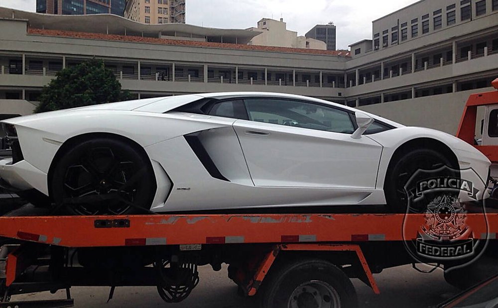 O empresário não foi encontrado em casa, no Rio, nesta quinta-feira 26, mas teve sua Lamborghini Aventator e seu Porsche Cayenne apreendidos durante a Operação Eficiência, que apura um esquema de lavagem de ao menos US$ 100 milhões em propinas para o grupo do ex-governador Sérgio Cabral (PMDB) no exterior (Foto: Gisele Federicce) O empresário não foi encontrado em casa, no Rio, nesta quinta-feira 26, mas teve sua Lamborghini Aventator e seu Porsche Cayenne apreendidos durante a Operação Eficiência, que apura um esquema de lavagem de ao menos US$ 100 milhões em propinas para o grupo do ex-governador Sérgio Cabral (PMDB) no exterior