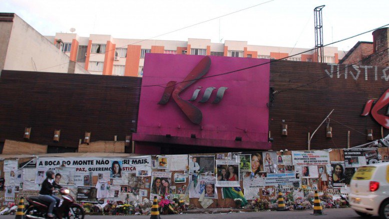 Há exatos quatro anos, na madrugada de 27 de janeiro de 2013, 242 jovens morreram, vítimas da asfixia e da superlotação em um evento universitário na Boate Kiss, em Santa Maria, cidade situada a cerca de 300 quilômetros de Porto Alegre. O luto dos familiares e amigos das vítimas foi convertido, logo depois, em luta. Luta desigual contra um poder constituído para proteger aqueles que deveriam ser exemplarmente punidos (Foto: Paulinho Oliveira) Há exatos quatro anos, na madrugada de 27 de janeiro de 2013, 242 jovens morreram, vítimas da asfixia e da superlotação em um evento universitário na Boate Kiss, em Santa Maria, cidade situada a cerca de 300 quilômetros de Porto Alegre. O luto dos familiares e amigos das vítimas foi convertido, logo depois, em luta. Luta desigual contra um poder constituído para proteger aqueles que deveriam ser exemplarmente punidos