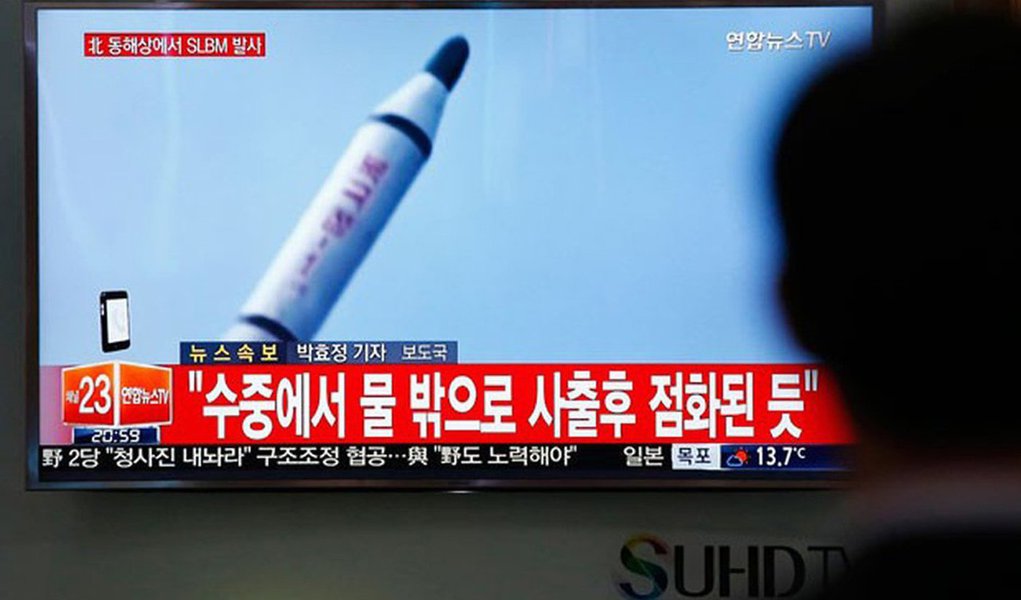 Novas imagens de satélites comerciais indicam que a Coreia do Norte retomou as operações em um reator da principal instalação nuclear usada para produzir plutônio para seu programa de armas nucleares, disse um centro de estudos norte-americano; projeto 38 North, de monitoramento da Coreia do Norte, sediado em Washington, disse que análises anteriores, de 18 de janeiro, mostraram sinais de que a Coreia do Norte estava se preparando para religar o reator em Yongbyon, descarregando barras de combustível para reprocessamento, a fim de produzir mais plutônio para seu estoque de armas nucleares (Foto: Aquiles Lins) Novas imagens de satélites comerciais indicam que a Coreia do Norte retomou as operações em um reator da principal instalação nuclear usada para produzir plutônio para seu programa de armas nucleares, disse um centro de estudos norte-americano; projeto 38 North, de monitoramento da Coreia do Norte, sediado em Washington, disse que análises anteriores, de 18 de janeiro, mostraram sinais de que a Coreia do Norte estava se preparando para religar o reator em Yongbyon, descarregando barras de combustível para reprocessamento, a fim de produzir mais plutônio para seu estoque de armas nucleares