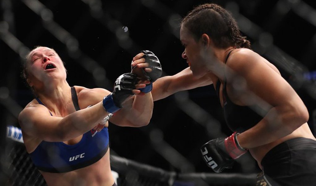 A brasileira Amanda Nunes se impôs diante da grande estrela do MMA mundial e manteve o cinturão peso-galo feminino com um nocaute espetacular sobre a americana Ronda Rousey no UFC 207, em Las Vegas, nos Estados Unidos, na madrugada deste sábado (31); a lutadora baiana precisou de apenas 48 segundos para vencer a ex-campeã e lenda do esporte; “Estou em outro nível hoje. É incrível, a Ronda fez muito pelo esporte, ela tem uma história, mas agora eu sou a campeã”, disse (Foto: Valter Lima) A brasileira Amanda Nunes se impôs diante da grande estrela do MMA mundial e manteve o cinturão peso-galo feminino com um nocaute espetacular sobre a americana Ronda Rousey no UFC 207, em Las Vegas, nos Estados Unidos, na madrugada deste sábado (31); a lutadora baiana precisou de apenas 48 segundos para vencer a ex-campeã e lenda do esporte; “Estou em outro nível hoje. É incrível, a Ronda fez muito pelo esporte, ela tem uma história, mas agora eu sou a campeã”, disse