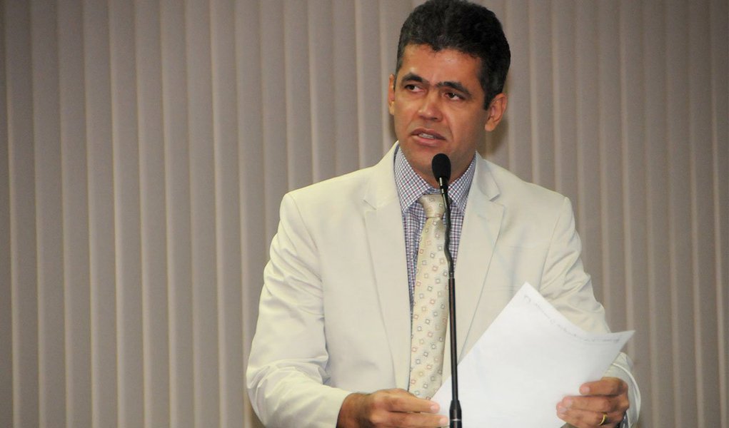 Os vereadores de oposição Milton Neris, do PP (foto), Lúcio Campelo (PR) e Rogério Freitas (PMDB) protocolam na Câmara Municipal o projeto Decreto Legislativo pedindo a suspensão do Decreto Nº 1.321 do prefeito Carlos Amastha (PSB), de 31 de dezembro de 2016, publicado no Diário Oficial de Palmas do dia 31, que atualiza a Planta de Valores Genéricos, na Capital, acarretando um reajuste de 25,96% no IPTU dos palmenses; o projeto Decreto Legislativo é protocolado, a mesa diretora da Câmara recebe e é encaminhado para a Comissão de Constituição e Justiça (CCJ) emitir parecer da legalidade. Depois do parecer, o projeto é submetido ao plenário para votação (Foto: Leonardo Lucena) Os vereadores de oposição Milton Neris, do PP (foto), Lúcio Campelo (PR) e Rogério Freitas (PMDB) protocolam na Câmara Municipal o projeto Decreto Legislativo pedindo a suspensão do Decreto Nº 1.321 do prefeito Carlos Amastha (PSB), de 31 de dezembro de 2016, publicado no Diário Oficial de Palmas do dia 31, que atualiza a Planta de Valores Genéricos, na Capital, acarretando um reajuste de 25,96% no IPTU dos palmenses; o projeto Decreto Legislativo é protocolado, a mesa diretora da Câmara recebe e é encaminhado para a Comissão de Constituição e Justiça (CCJ) emitir parecer da legalidade. Depois do parecer, o projeto é submetido ao plenário para votação