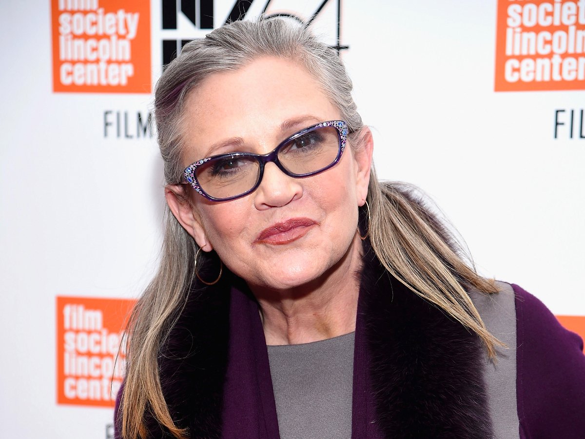 A atriz e escritora Carrie Fisher, mais conhecida por seu papel como a princesa Leia na série de filmes "Star Wars", sofreu um problema cardíaco na sexta-feira durante um voo de Londres para Los Angeles e foi levada às pressas para o hospital; Carrie está em estado crítico (Foto: Gisele Federicce) A atriz e escritora Carrie Fisher, mais conhecida por seu papel como a princesa Leia na série de filmes "Star Wars", sofreu um problema cardíaco na sexta-feira durante um voo de Londres para Los Angeles e foi levada às pressas para o hospital; Carrie está em estado crítico