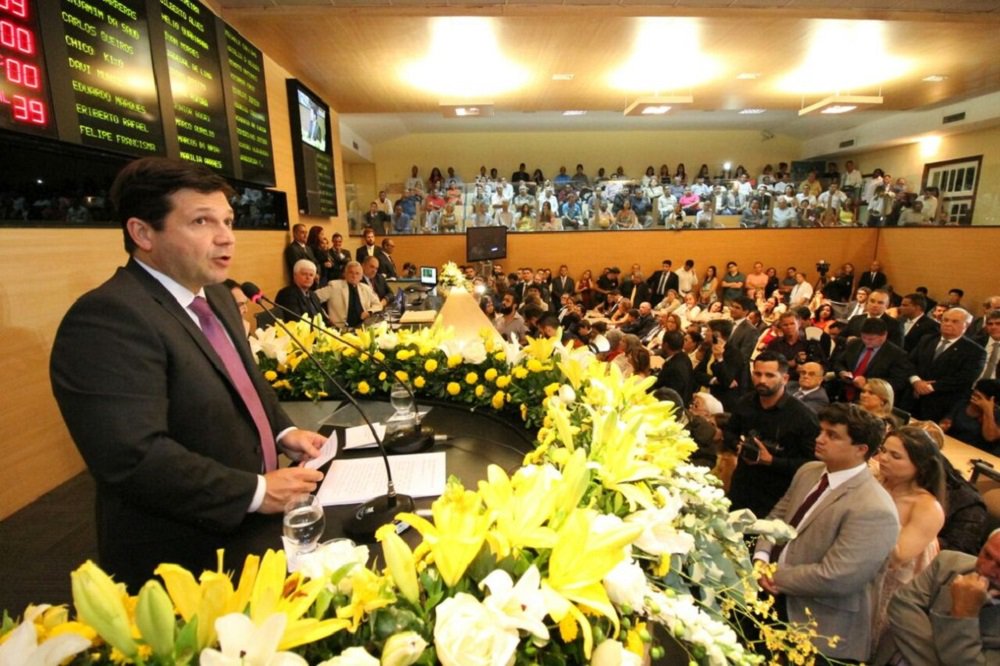 Prefeito reeleito de Recife, Geraldo Julio (PSB) disse em seu discurso de posse do segundo mandato neste domingo que vai "fazer mais com menos", citando diversas vezes a crise econômica e de arrecadação que o país enfrenta; ele fez discurso crítico a um ajuste fiscal que prejudique o combate à desigualdade e investimentos públicos em áreas como educação e saúde; "O momento é, sim, de buscar equilíbrio nas contas públicas, mas jamais de reduzir os serviços públicos. O caminho para o ajuste fiscal não pode passar pelo aprofundamento das desigualdades, que já são tão absurdas no nosso país. Todos sabem que quem está pagando a conta mais cara da crise são os mais pobres", afirmou Geraldo (Foto: Romulo Faro) Prefeito reeleito de Recife, Geraldo Julio (PSB) disse em seu discurso de posse do segundo mandato neste domingo que vai "fazer mais com menos", citando diversas vezes a crise econômica e de arrecadação que o país enfrenta; ele fez discurso crítico a um ajuste fiscal que prejudique o combate à desigualdade e investimentos públicos em áreas como educação e saúde; "O momento é, sim, de buscar equilíbrio nas contas públicas, mas jamais de reduzir os serviços públicos. O caminho para o ajuste fiscal não pode passar pelo aprofundamento das desigualdades, que já são tão absurdas no nosso país. Todos sabem que quem está pagando a conta mais cara da crise são os mais pobres", afirmou Geraldo