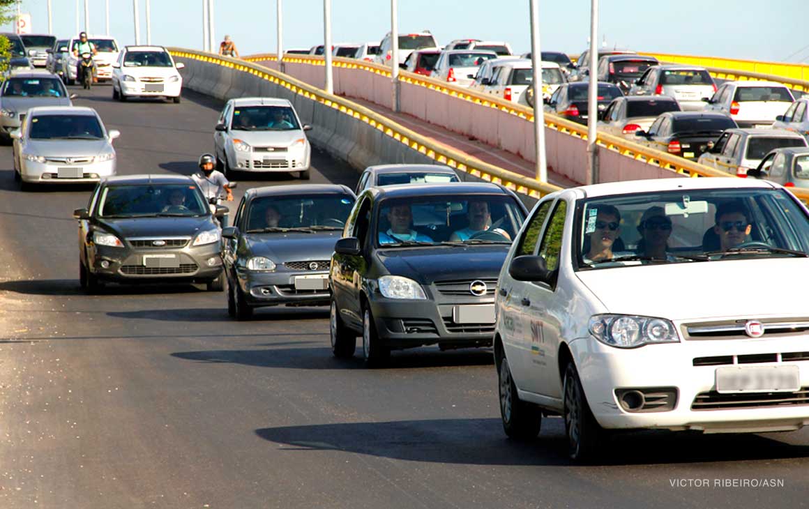 O governo prorrogou até dia 15 de fevereiro o prazo para concessão de 10% de desconto no valor do Imposto sobre Propriedade de Veículos Automotores (IPVA) 2017; alteração se deu por dificuldades enfrentadas pelo Departamento Nacional de Trânsito com relação ao seguro DPVAT, que atrasaram a emissão do DUA pelo Departamento Estadual de Trânsito (Detran/SE) para que fossem enviados para as residências (Foto: Romulo Faro) O governo prorrogou até dia 15 de fevereiro o prazo para concessão de 10% de desconto no valor do Imposto sobre Propriedade de Veículos Automotores (IPVA) 2017; alteração se deu por dificuldades enfrentadas pelo Departamento Nacional de Trânsito com relação ao seguro DPVAT, que atrasaram a emissão do DUA pelo Departamento Estadual de Trânsito (Detran/SE) para que fossem enviados para as residências