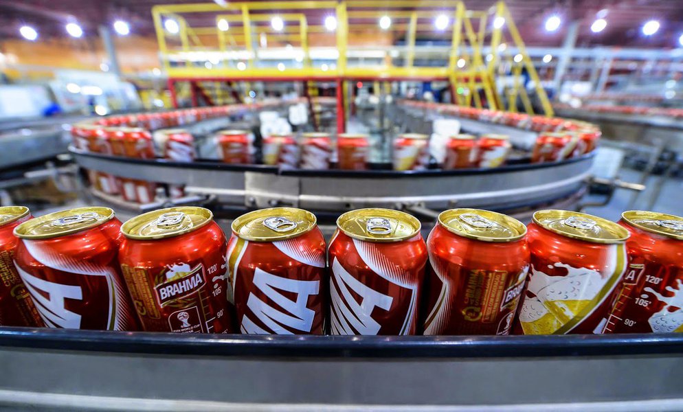 Justiça do Rio de Janeiro determinou que a Ambev deposite 40 milhões de reais para o Estado como garantia de pagamento de dívida atrelada ao Imposto sobre Circulação de Mercadorias e Serviços (ICMS); decisão foi tomada pelo juiz João Luiz Amorim Franco, da 11ª Vara da Fazenda Pública, que acatou ação movida pela Procuradoria Geral do Estado; governo de Luiz Fernando Pezão (PMDB) poderá usar até 70% dos recursos depositados pela empresa de bebidas para pagamento de dívidas (Foto: Aquiles Lins) Justiça do Rio de Janeiro determinou que a Ambev deposite 40 milhões de reais para o Estado como garantia de pagamento de dívida atrelada ao Imposto sobre Circulação de Mercadorias e Serviços (ICMS); decisão foi tomada pelo juiz João Luiz Amorim Franco, da 11ª Vara da Fazenda Pública, que acatou ação movida pela Procuradoria Geral do Estado; governo de Luiz Fernando Pezão (PMDB) poderá usar até 70% dos recursos depositados pela empresa de bebidas para pagamento de dívidas