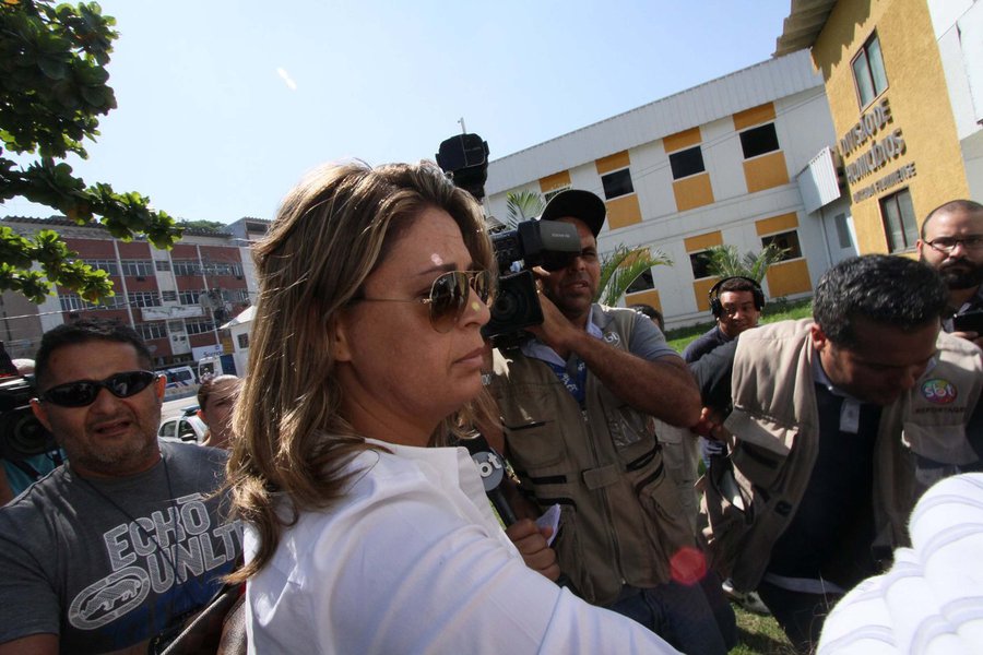 A esposa do embaixador da Grécia no Brasil, Kyriakos Amiridis, Françoise de Souza Oliveira, confessou nesta sexta-feira sua participação na morte do marido; a polícia já pediu à Justiça a prisão de Fronçoise, do policial militar Sérgio Gomes Moreira Filho e de um dos dois cúmplices, Eduardo Tedeschi, amigo do PM; a polícia acredita que o assassinato de Amiridis tenha acontecido na casa da sala do casal, em Nova Iguaçu; para a polícia, Françoise é a mandante do crime e o PM, o executor (Foto: Romulo Faro) A esposa do embaixador da Grécia no Brasil, Kyriakos Amiridis, Françoise de Souza Oliveira, confessou nesta sexta-feira sua participação na morte do marido; a polícia já pediu à Justiça a prisão de Fronçoise, do policial militar Sérgio Gomes Moreira Filho e de um dos dois cúmplices, Eduardo Tedeschi, amigo do PM; a polícia acredita que o assassinato de Amiridis tenha acontecido na casa da sala do casal, em Nova Iguaçu; para a polícia, Françoise é a mandante do crime e o PM, o executor