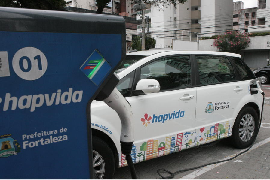 Duas novas estações de carros elétricos compartilhados serão entregues na tarde desta quarta-feira (4), pela Prefeitura de Fortaleza. Os veículos estarão disponíveis a Praça Martins Dourado e no North Shopping Jóquei. Outras quatros estações devem começar a funcionar ainda este mês (Foto: Rodrigo Rocha) Duas novas estações de carros elétricos compartilhados serão entregues na tarde desta quarta-feira (4), pela Prefeitura de Fortaleza. Os veículos estarão disponíveis a Praça Martins Dourado e no North Shopping Jóquei. Outras quatros estações devem começar a funcionar ainda este mês