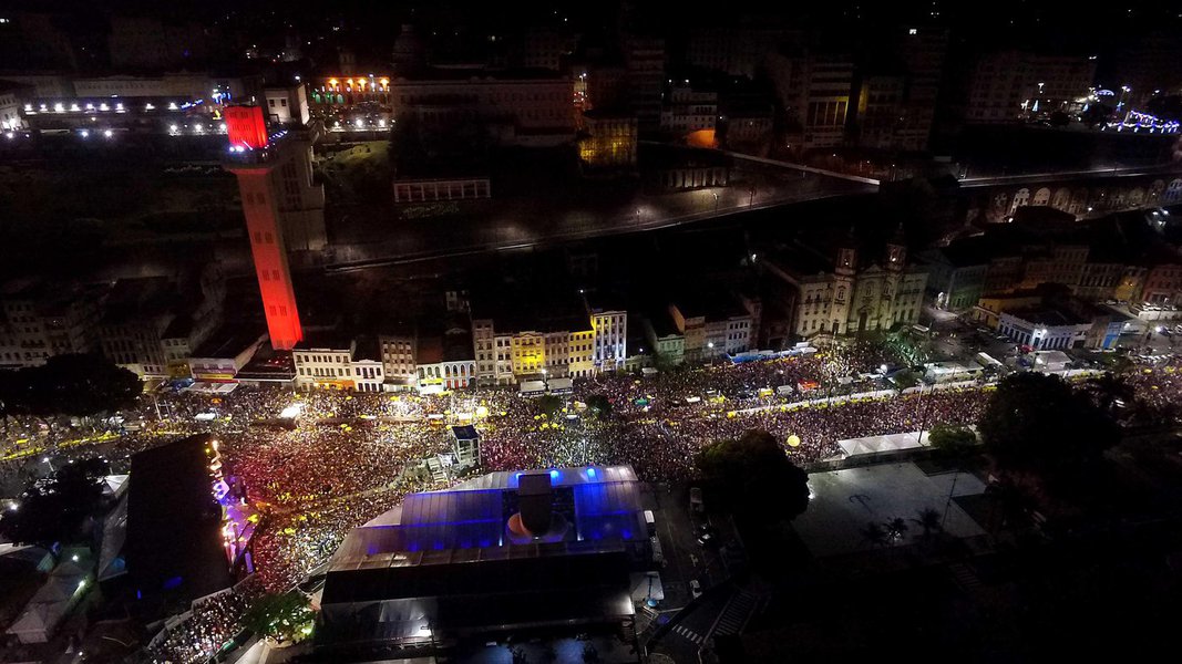 As ocorrências nas áreas de saúde e segurança registradas até agora no Réveillon Salvador 2017 'revelam uma festa mais tranquila quando os dados são comparados aos do evento da virada de 2016', segundo avaliação da prefeitura; na terceira noite de festa (sexta-feira), os módulos assistenciais de saúde contabilizaram 188 ocorrências, uma redução de 3% em relação à virada de 2016, quando foram registradas 193; a Guarda Civil Municipal contabilizou quatro ocorrências a menos, sendo dez nas três primeiras noites do Réveillon Salvador 2017 (Foto: Romulo Faro) As ocorrências nas áreas de saúde e segurança registradas até agora no Réveillon Salvador 2017 'revelam uma festa mais tranquila quando os dados são comparados aos do evento da virada de 2016', segundo avaliação da prefeitura; na terceira noite de festa (sexta-feira), os módulos assistenciais de saúde contabilizaram 188 ocorrências, uma redução de 3% em relação à virada de 2016, quando foram registradas 193; a Guarda Civil Municipal contabilizou quatro ocorrências a menos, sendo dez nas três primeiras noites do Réveillon Salvador 2017