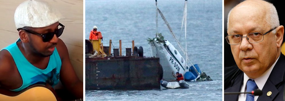 O cantor e compositor Nêggo Tom, colunista do 247, compôs o novo Samba do Avião, sobre a misteriosa morte de Teori Zavascki; confira os recados para Michel Temer e alguns de seus aliados como Romero Jucá (Foto: Leonardo Attuch) O cantor e compositor Nêggo Tom, colunista do 247, compôs o novo Samba do Avião, sobre a misteriosa morte de Teori Zavascki; confira os recados para Michel Temer e alguns de seus aliados como Romero Jucá