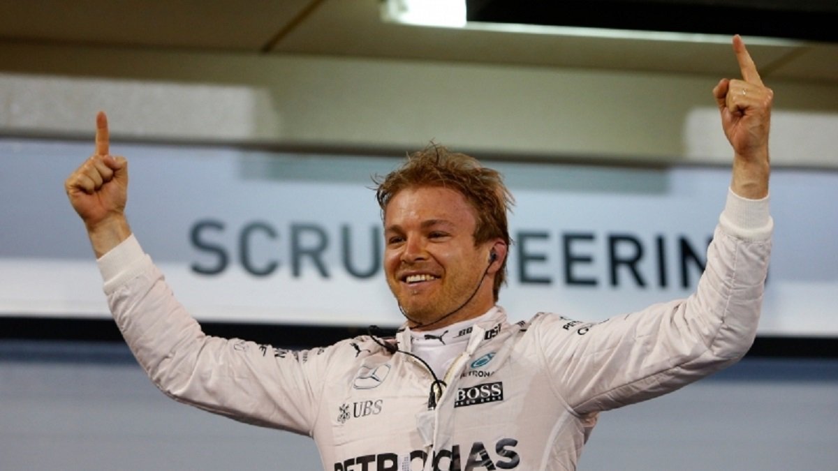 O mundo da Fórmula 1 começou o ano à espera de que a Mercedes anuncie quem substituirá o campeão mundial aposentado Nico Rosberg como companheiro de equipe de Lewis Hamilton; a escuderia deixou claro nos dias anteriores ao Natal que não faria nenhum anúncio antes de voltar plenamente aos trabalhos na terça-feira (3); no entanto, há evidências de que a decisão está quase tomada; o finlandês Valtteri Bottas esteve na fábrica da Mercedes em Brackley antes do Natal para reunir-se com os engenheiros da equipe e testar o cockpit de seu carro para 2017 (Foto: Romulo Faro) O mundo da Fórmula 1 começou o ano à espera de que a Mercedes anuncie quem substituirá o campeão mundial aposentado Nico Rosberg como companheiro de equipe de Lewis Hamilton; a escuderia deixou claro nos dias anteriores ao Natal que não faria nenhum anúncio antes de voltar plenamente aos trabalhos na terça-feira (3); no entanto, há evidências de que a decisão está quase tomada; o finlandês Valtteri Bottas esteve na fábrica da Mercedes em Brackley antes do Natal para reunir-se com os engenheiros da equipe e testar o cockpit de seu carro para 2017