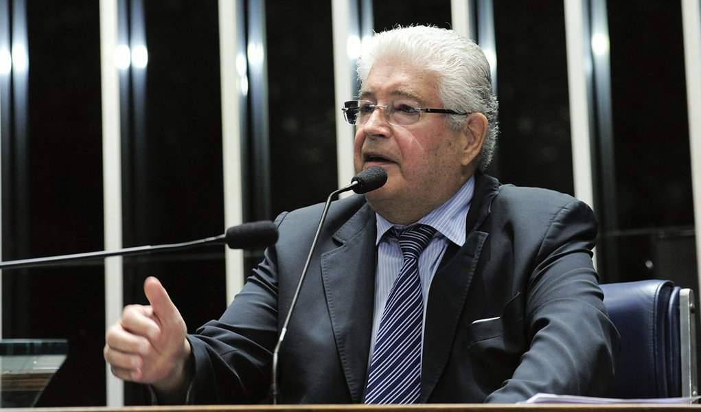 O senador Roberto Requião (PMDB-PR) reuniu sua tropa esta semana e informou que concorrerá ao governo do Paraná em 2018; anunciou, inclusive, medidas que pretende colocar em prática: isenção de ICMS para 100 mil produtos de primeira necessidade, panela cheia, trator solidário e valorização dos 300 mil servidores públicos; o senador, que já foi três vezes governador, afirmou, também, que o maior desafio será refazer o que Beto Richa (PSDB) desmanchou (Foto: Voney Malta) O senador Roberto Requião (PMDB-PR) reuniu sua tropa esta semana e informou que concorrerá ao governo do Paraná em 2018; anunciou, inclusive, medidas que pretende colocar em prática: isenção de ICMS para 100 mil produtos de primeira necessidade, panela cheia, trator solidário e valorização dos 300 mil servidores públicos; o senador, que já foi três vezes governador, afirmou, também, que o maior desafio será refazer o que Beto Richa (PSDB) desmanchou