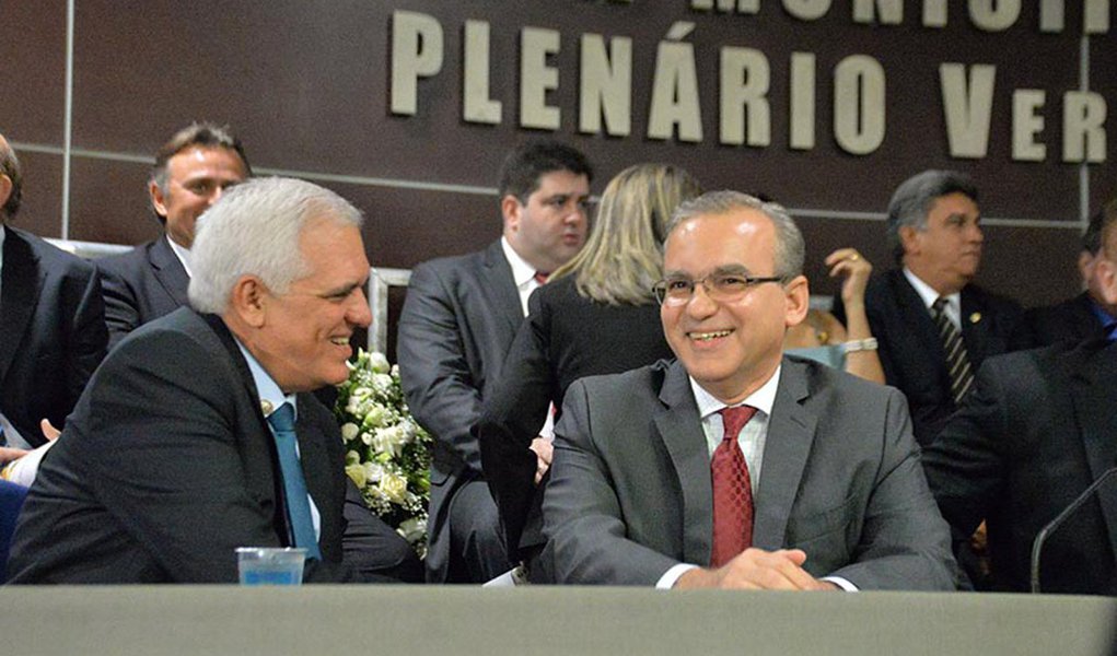 Reeleito com 51,14% dos votos, o prefeito reeleito de Teresina, Firmino Filho (PSDB) informou que pretende ampliar em mais R$ 15 milhões a arrecadação anual própria do município, atualmente de R$ 300 milhões; questionado sobre como vai aumentar a receita pública, o chefe do executivo municipal lembrou de iniciativas que mudaram o código tributário da capital e combate à sonegação (Foto: Leonardo Lucena) Reeleito com 51,14% dos votos, o prefeito reeleito de Teresina, Firmino Filho (PSDB) informou que pretende ampliar em mais R$ 15 milhões a arrecadação anual própria do município, atualmente de R$ 300 milhões; questionado sobre como vai aumentar a receita pública, o chefe do executivo municipal lembrou de iniciativas que mudaram o código tributário da capital e combate à sonegação