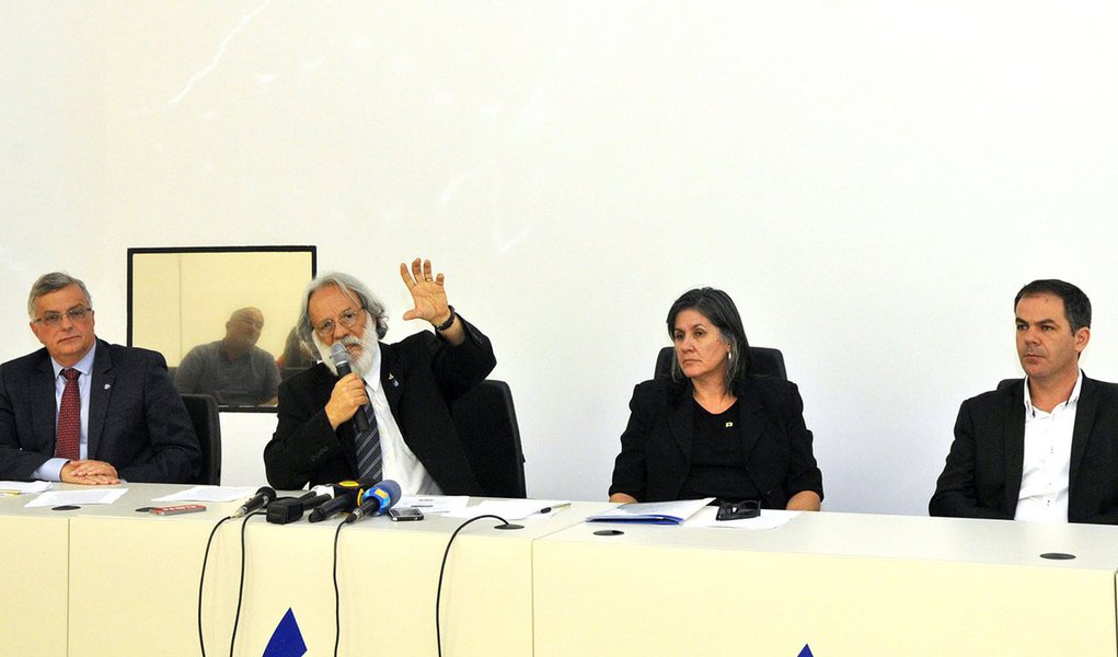 O trecho do Lago Paranoá interditado em novembro — das proximidades da Ponte das Garças até a Ponte Honestino Guimarães — volta a ser liberado para pesca e banho; a medida foi anunciada por representantes do governo de Brasília, na sede da Agência Reguladora de Águas, Energia e Saneamento do Distrito Federal (Adasa-DF); após análise de amostras da água, a conclusão é que a mancha verde no reservatório e a morte de peixes foram causadas por poluição difusa (Foto: Leonardo Lucena) O trecho do Lago Paranoá interditado em novembro — das proximidades da Ponte das Garças até a Ponte Honestino Guimarães — volta a ser liberado para pesca e banho; a medida foi anunciada por representantes do governo de Brasília, na sede da Agência Reguladora de Águas, Energia e Saneamento do Distrito Federal (Adasa-DF); após análise de amostras da água, a conclusão é que a mancha verde no reservatório e a morte de peixes foram causadas por poluição difusa