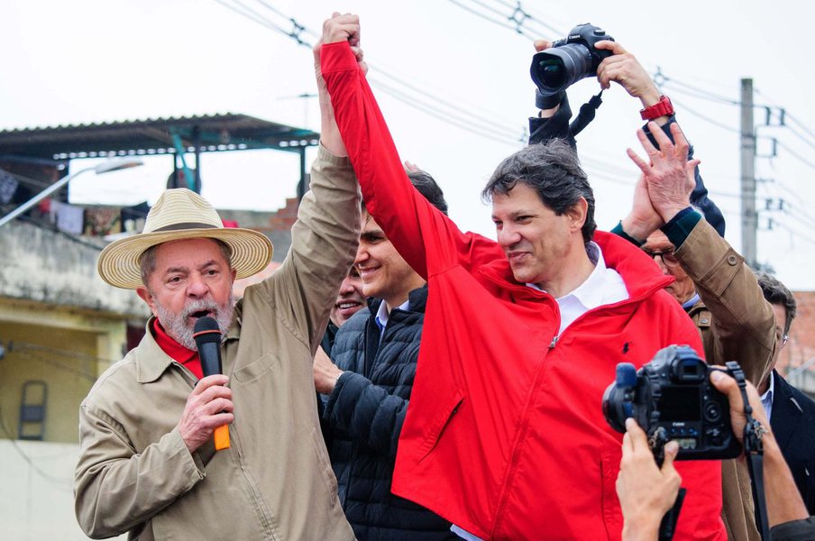 O prefeito de São Paulo, Fernando Haddad (PT) afirma que "se deixarem", o ex-presidente Lula "não só vai ser candidato como vai ganhar"; "Isso não tem a menor dúvida. O problema é qual será o desfecho de todas essas operações em curso", pondera; para o petista, as denúncias contra Lula são muito frágeis; "Eu vejo tudo com um grau de fragilidade nessas denúncias completamente insuficientes para condenar quem quer que seja. Não é o Lula, qualquer cidadão. Está falando do Lula hoje, mas a gente pode estar falando de outra pessoa amanhã", comenta; neste sentido, ele defende que "as pessoas do PSDB deviam ter a coragem de repensar a denúncia contra o Lula do mesmo jeito que nós devemos ter a coragem de acusar a fragilidade quando isso recair sobre alguém do PSDB" (Foto: Valter Lima) O prefeito de São Paulo, Fernando Haddad (PT) afirma que "se deixarem", o ex-presidente Lula "não só vai ser candidato como vai ganhar"; "Isso não tem a menor dúvida. O problema é qual será o desfecho de todas essas operações em curso", pondera; para o petista, as denúncias contra Lula são muito frágeis; "Eu vejo tudo com um grau de fragilidade nessas denúncias completamente insuficientes para condenar quem quer que seja. Não é o Lula, qualquer cidadão. Está falando do Lula hoje, mas a gente pode estar falando de outra pessoa amanhã", comenta; neste sentido, ele defende que "as pessoas do PSDB deviam ter a coragem de repensar a denúncia contra o Lula do mesmo jeito que nós devemos ter a coragem de acusar a fragilidade quando isso recair sobre alguém do PSDB"