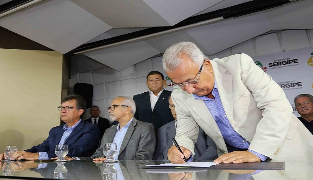 Governador Jackson Barreto nomeou os novos secretários de Saúde, Desenvolvimento Econômico, Ciência e Tecnologia, Inclusão, Fazenda, Turismo, Meio Ambiente e Esporte e Lazer; “O que nós esperamos dos novos secretários é que, faltando dois anos para conclusão da gestão, haja competência e tempo integral. É preciso fazer mais que o dever de casa, ter criatividade e imaginação e não ser acomodado. A gente sergipana e as dificuldades exigem mais trabalho, afinco e competência. Não é fácil governar em momento de dificuldade financeira", disse o governador (Foto: José Barbacena) Governador Jackson Barreto nomeou os novos secretários de Saúde, Desenvolvimento Econômico, Ciência e Tecnologia, Inclusão, Fazenda, Turismo, Meio Ambiente e Esporte e Lazer; “O que nós esperamos dos novos secretários é que, faltando dois anos para conclusão da gestão, haja competência e tempo integral. É preciso fazer mais que o dever de casa, ter criatividade e imaginação e não ser acomodado. A gente sergipana e as dificuldades exigem mais trabalho, afinco e competência. Não é fácil governar em momento de dificuldade financeira", disse o governador